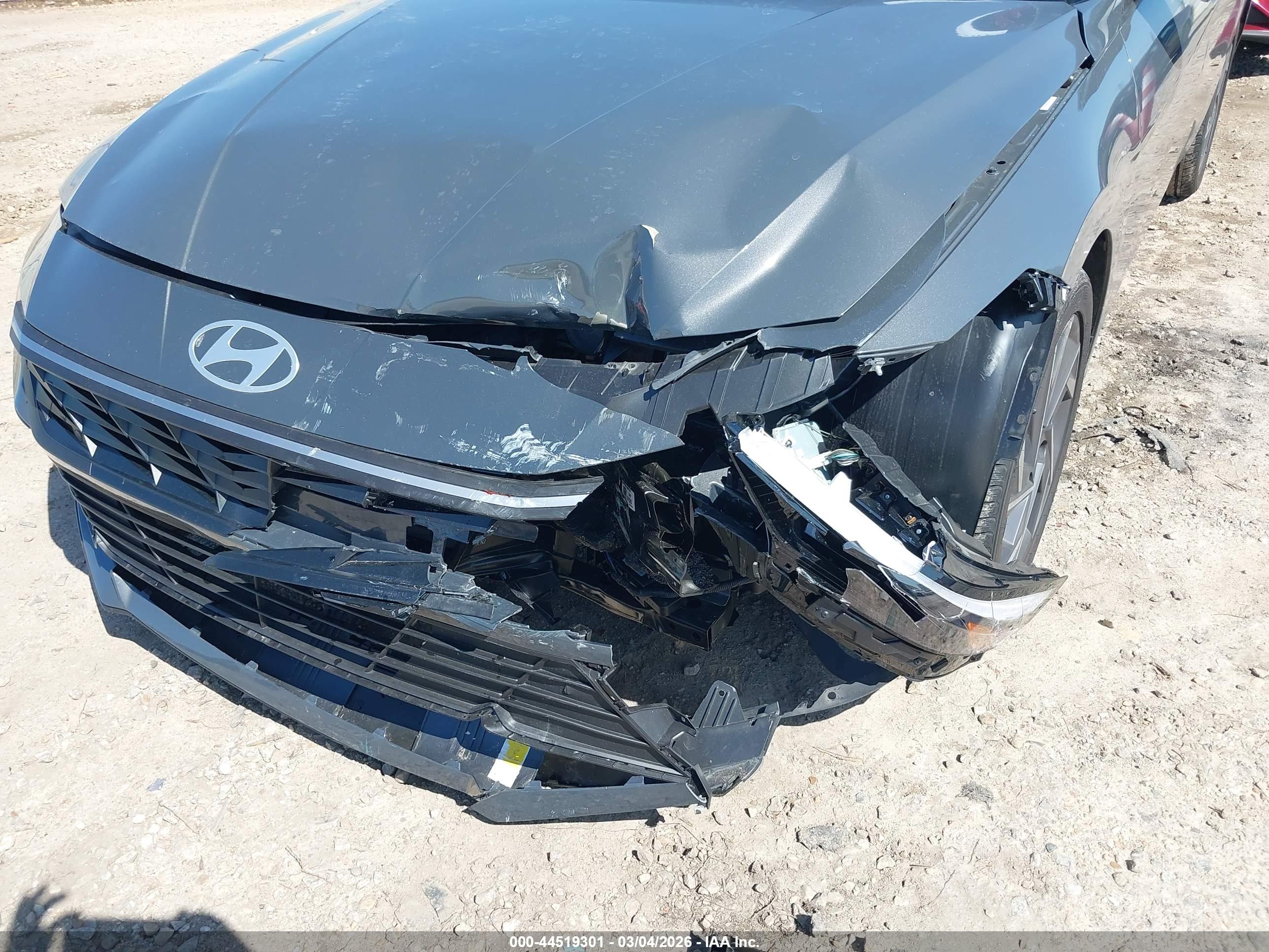 HYUNDAI ELANTRA image 6