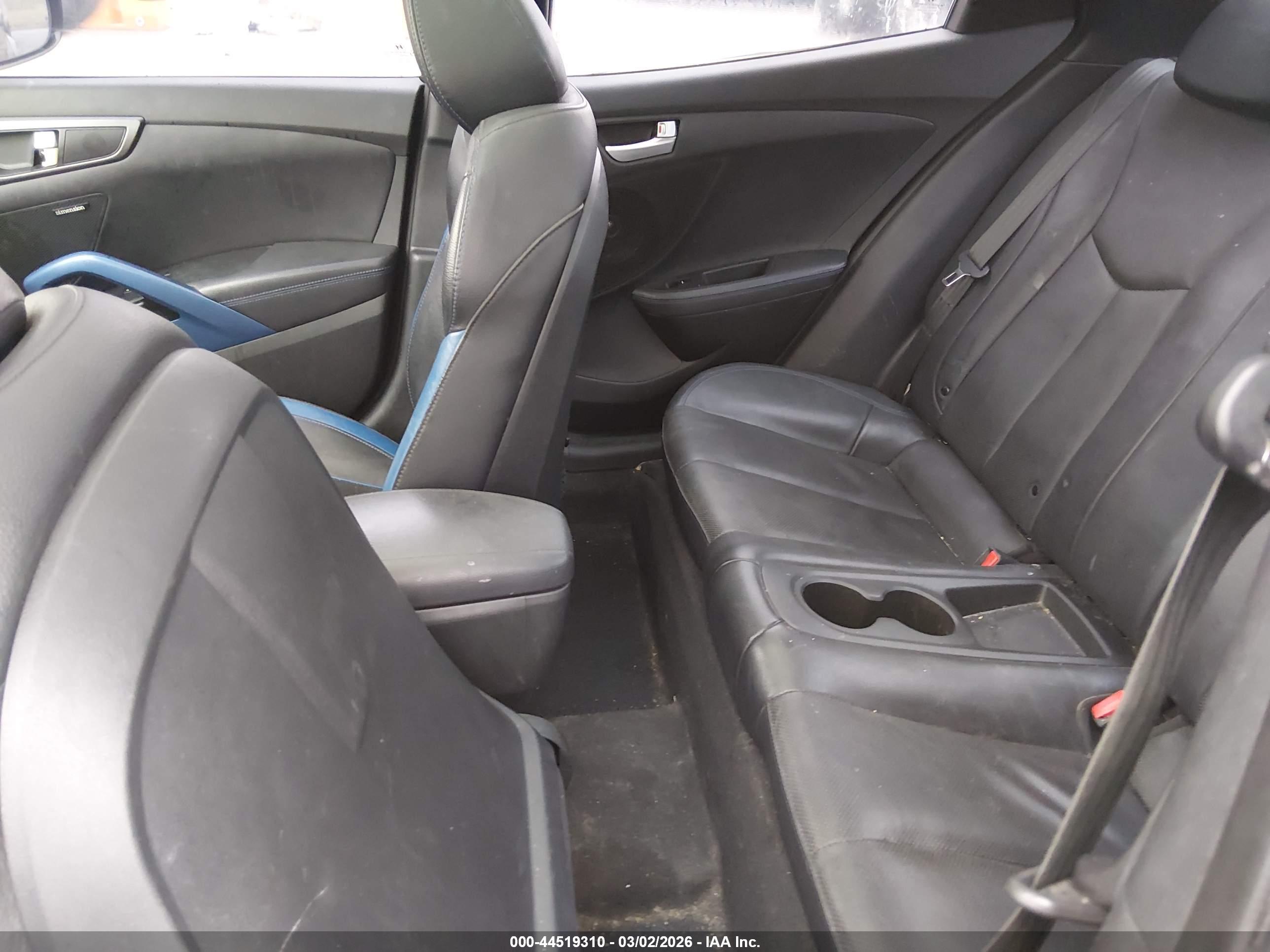 HYUNDAI VELOSTER image 8