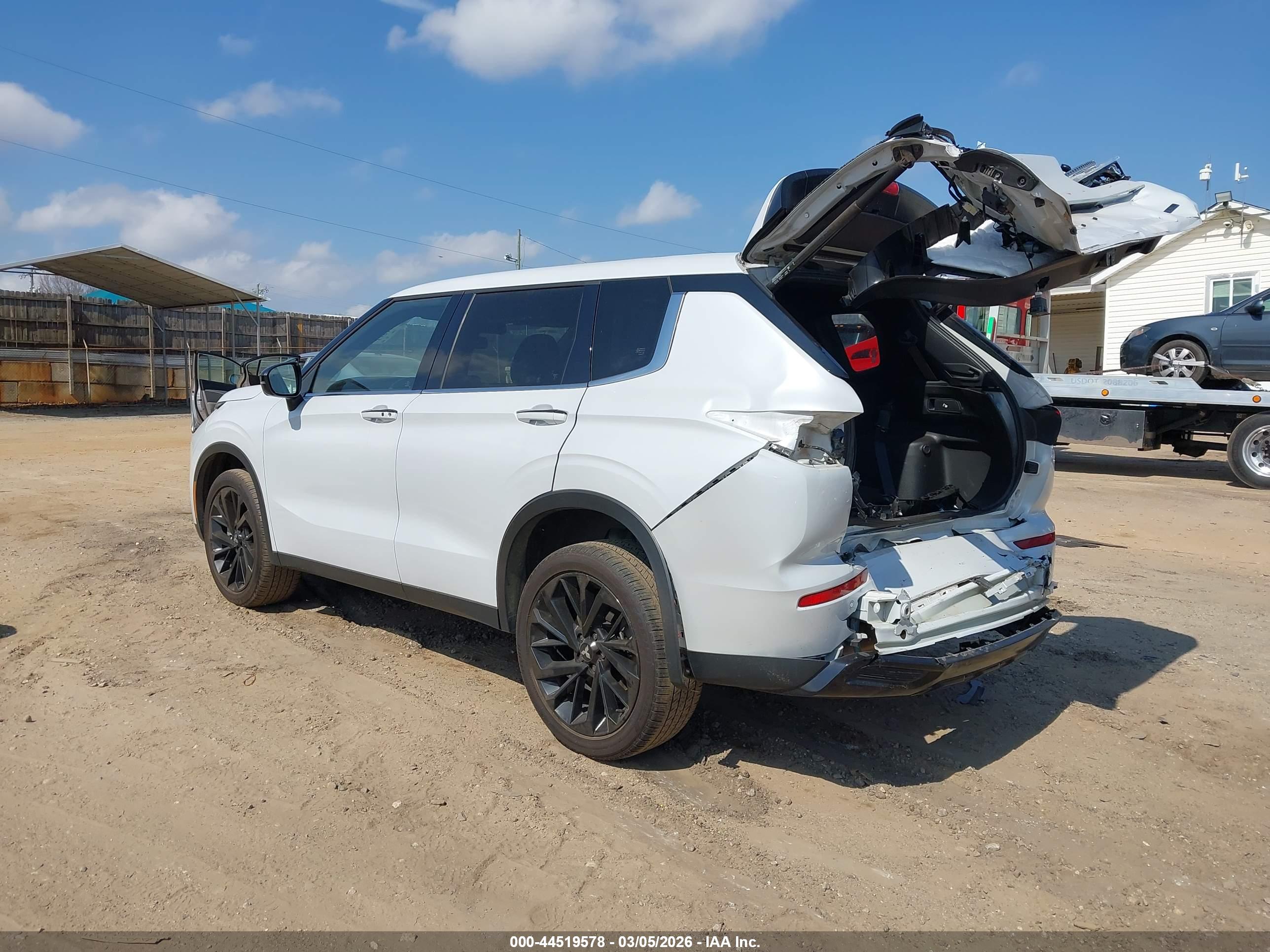 MITSUBISHI OUTLANDER image 3
