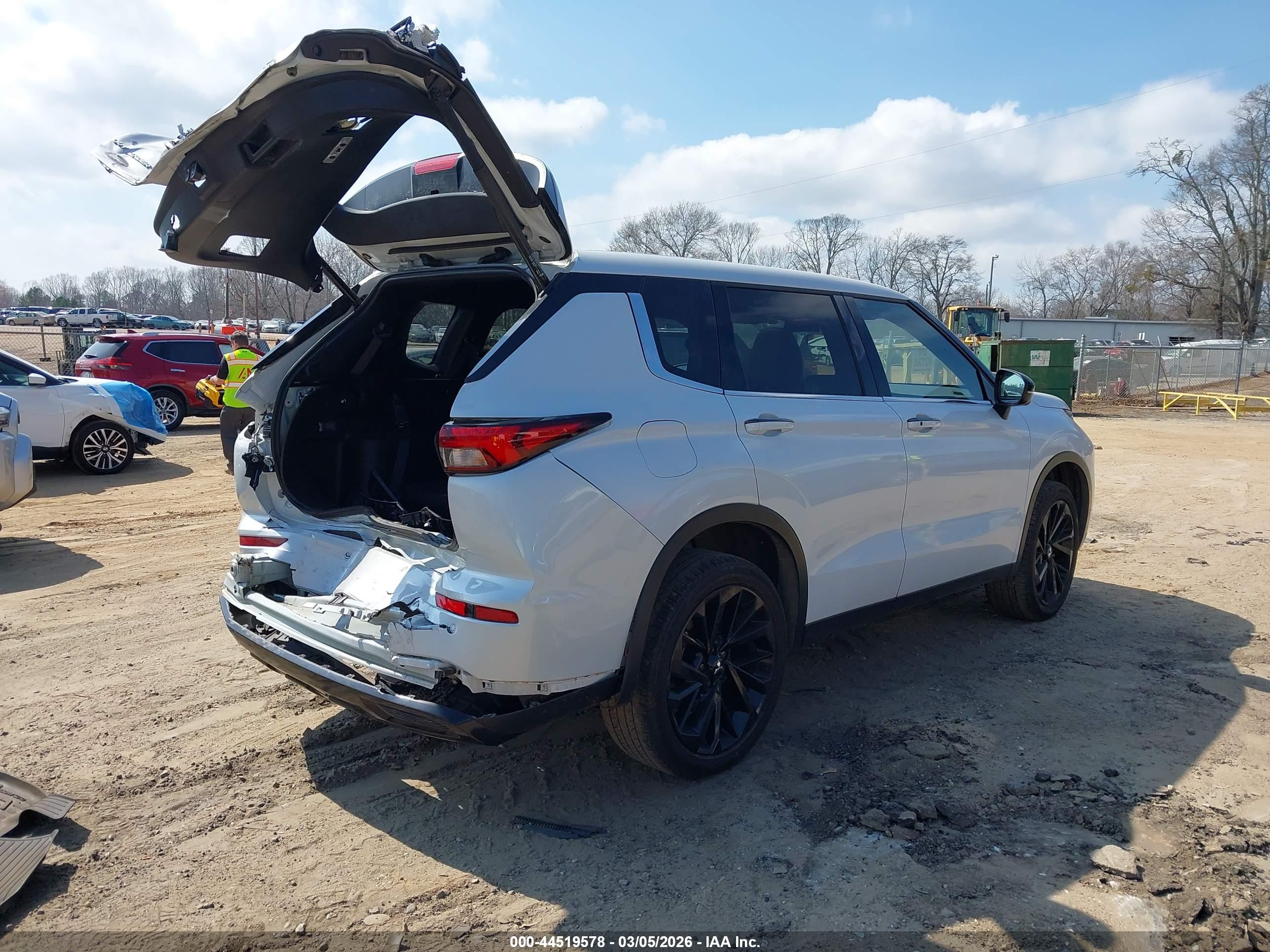MITSUBISHI OUTLANDER image 4