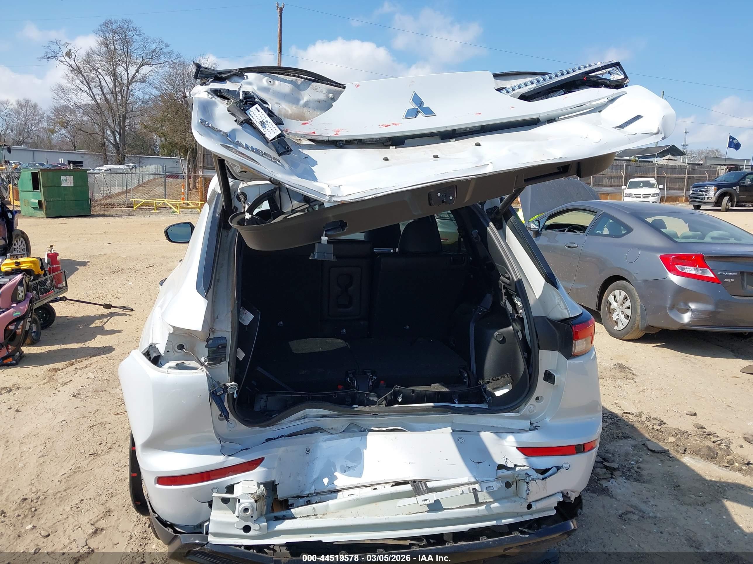 MITSUBISHI OUTLANDER image 6