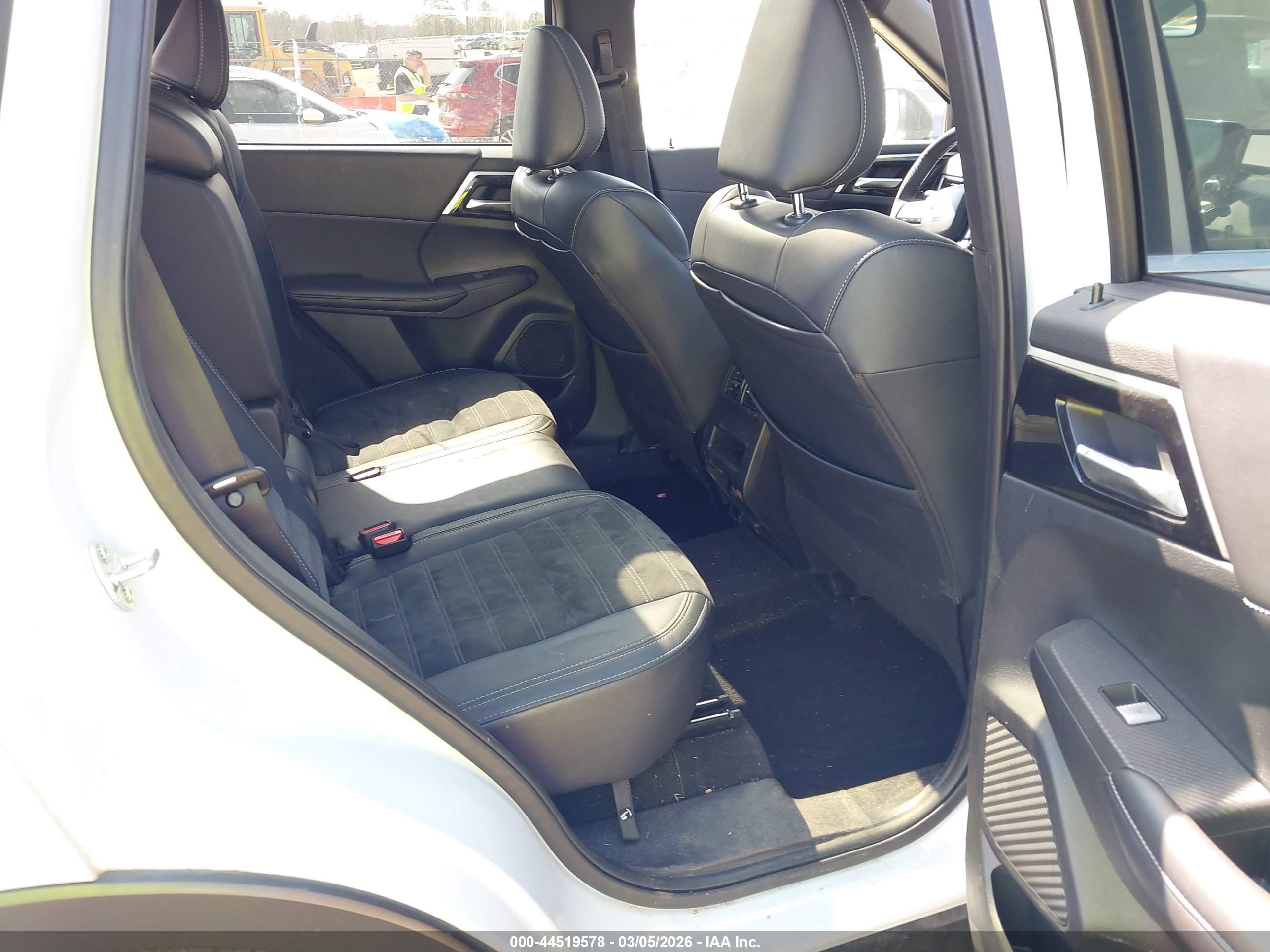 MITSUBISHI OUTLANDER image 8