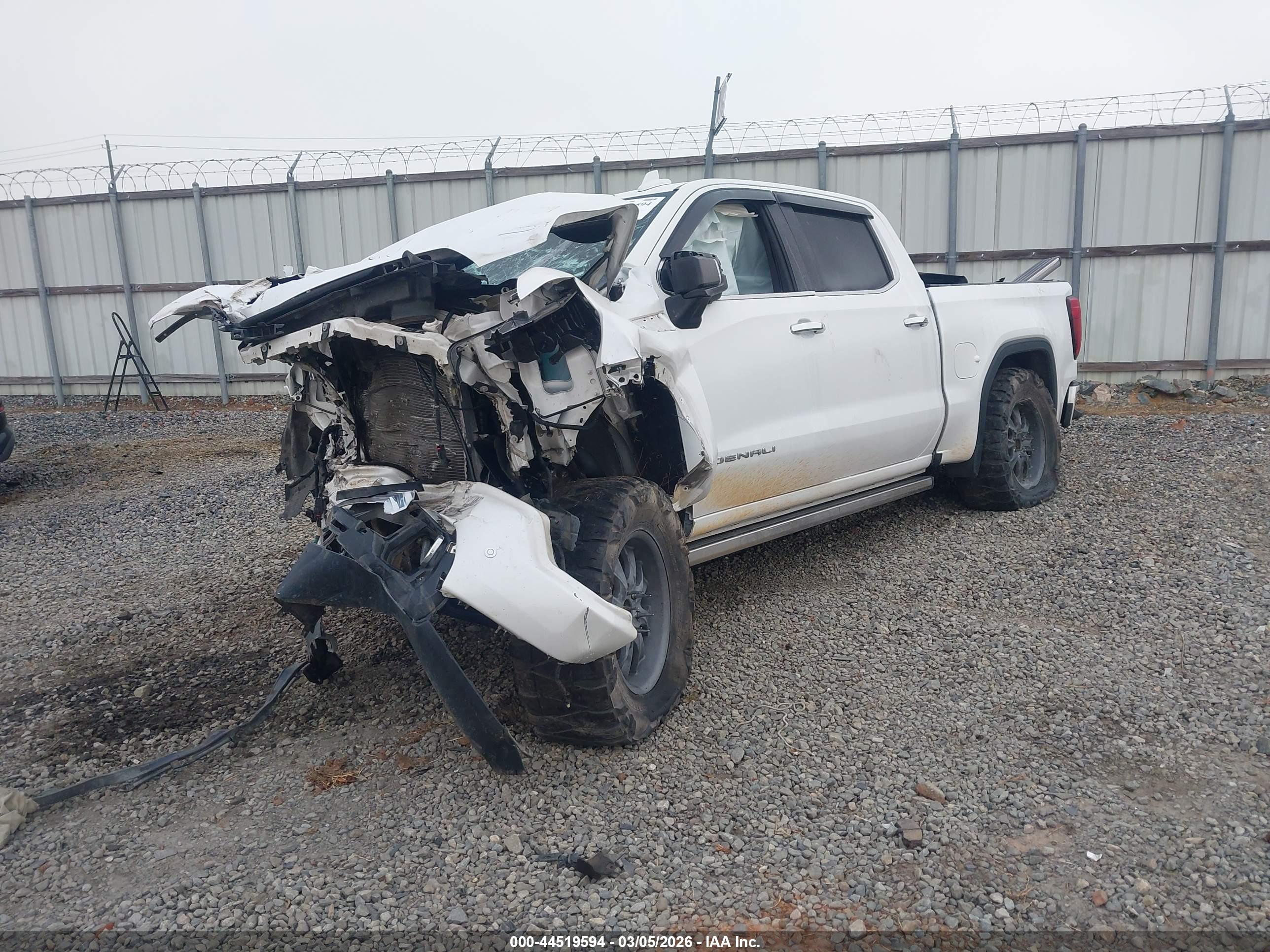 GMC SIERRA image 2