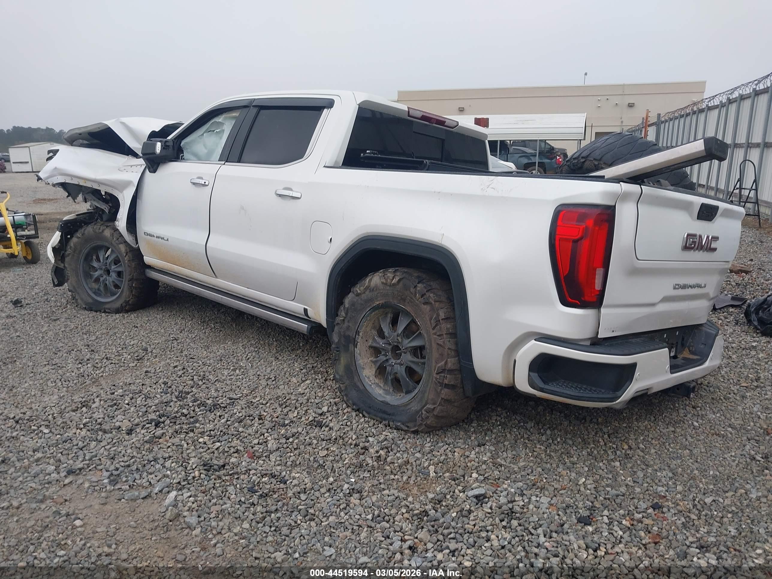 GMC SIERRA image 3