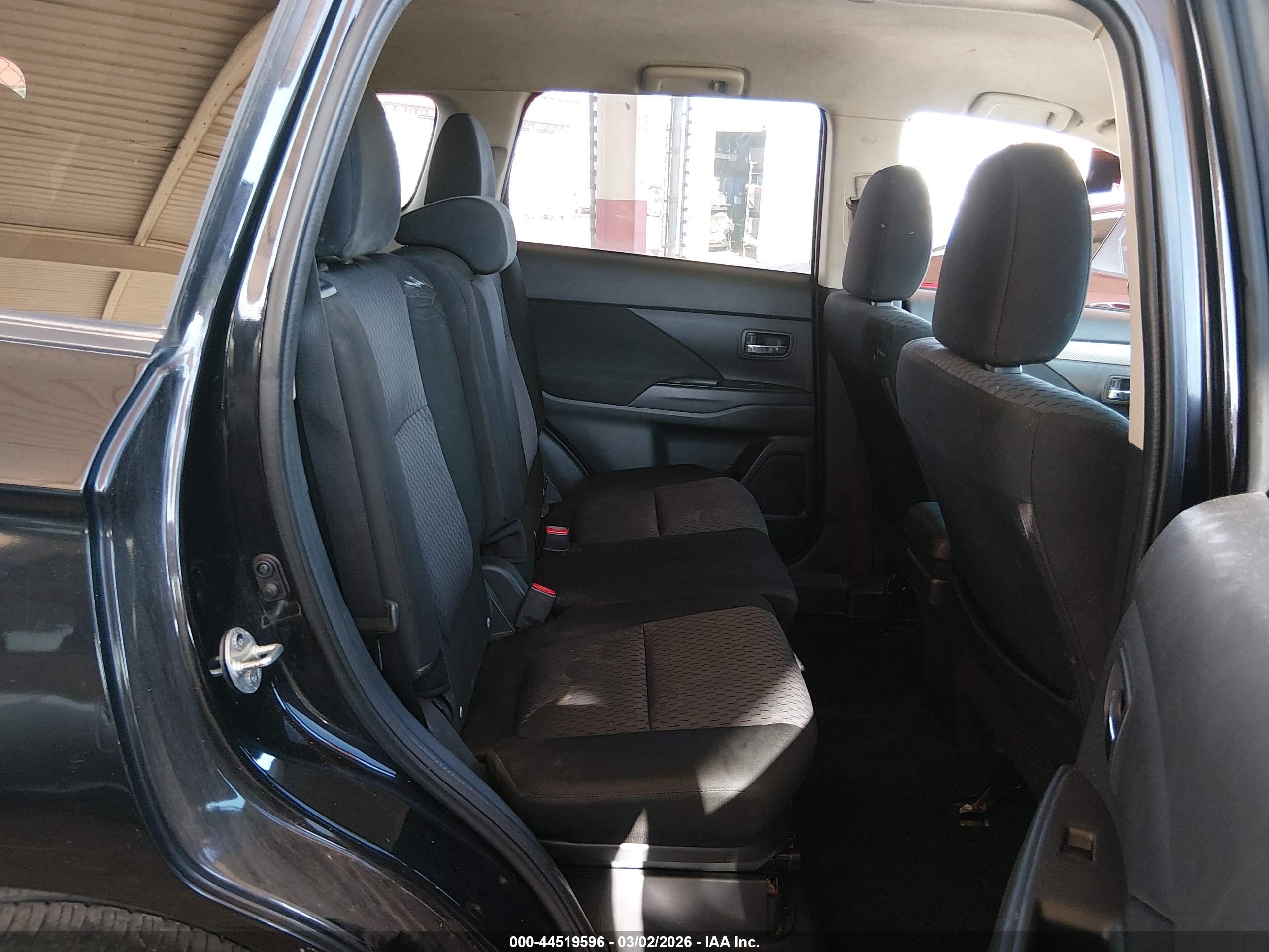 MITSUBISHI OUTLANDER image 8