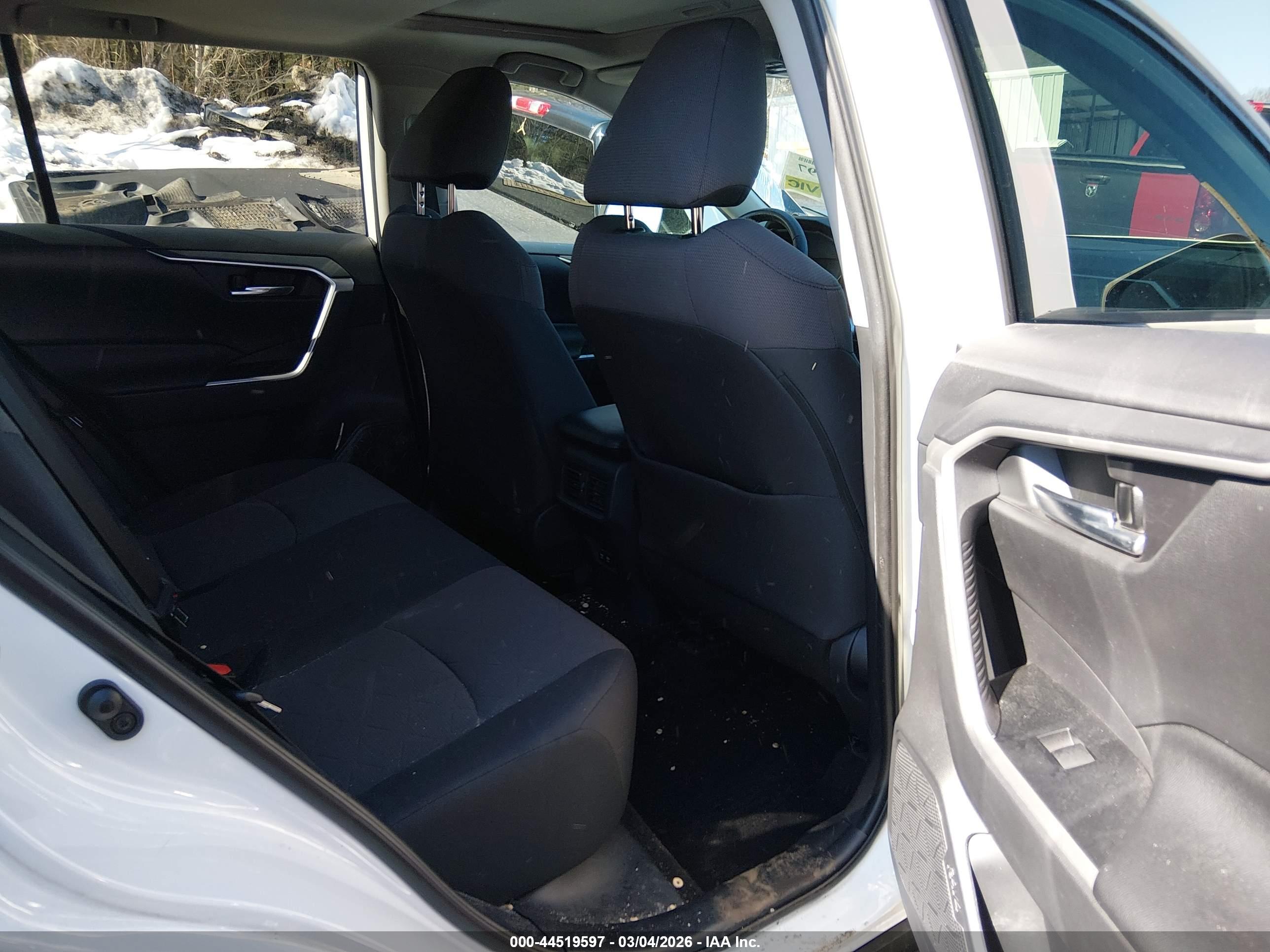 TOYOTA RAV4 image 8