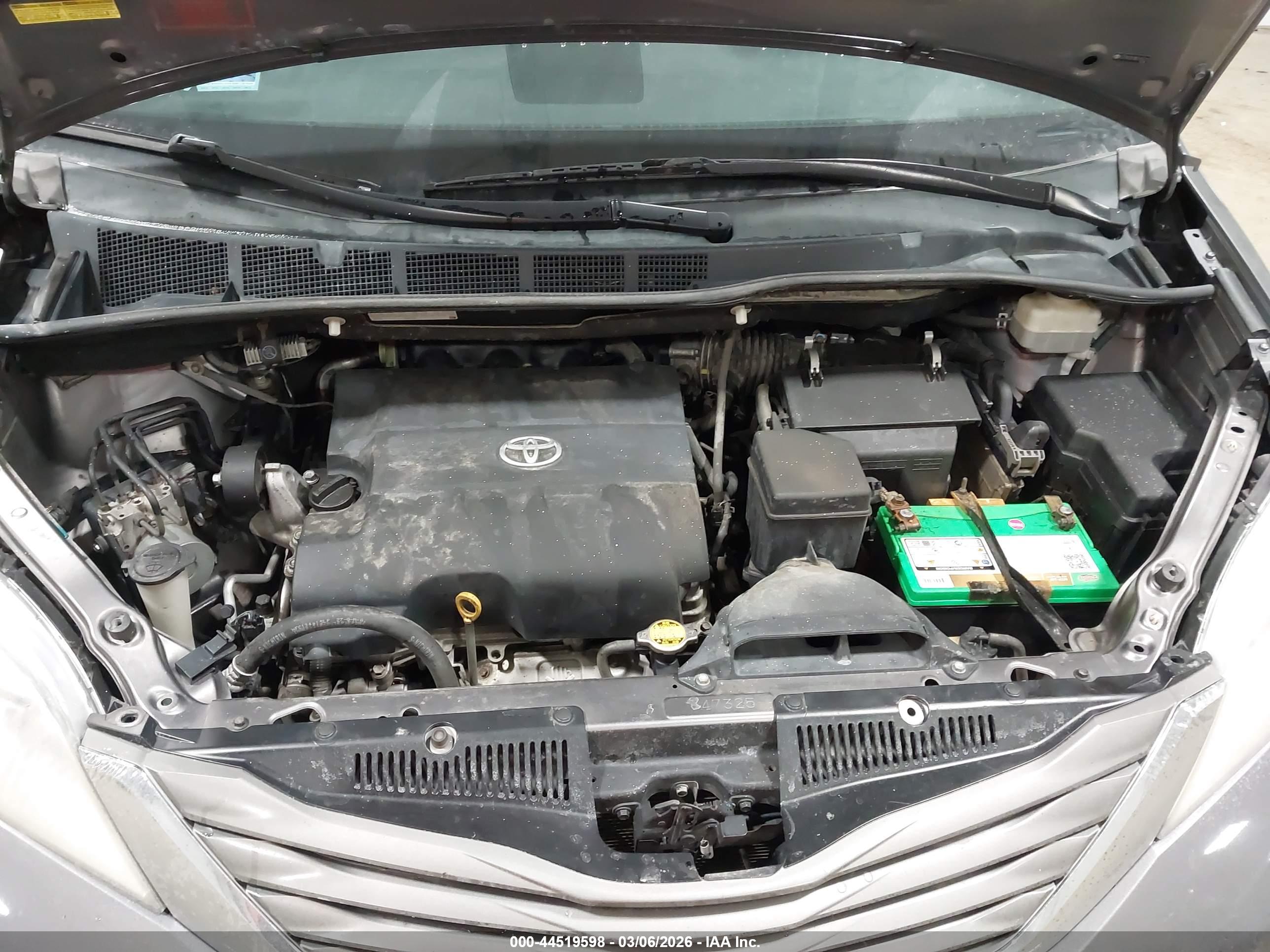 TOYOTA SIENNA image 10
