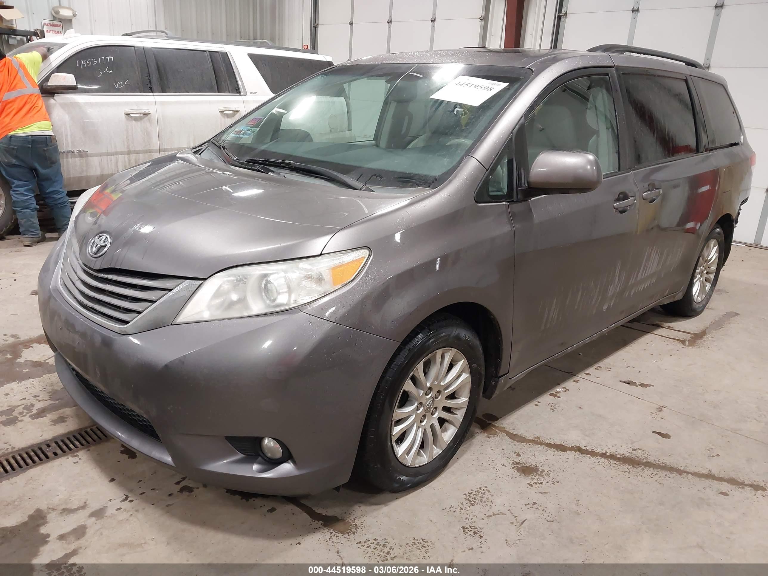 TOYOTA SIENNA image 2