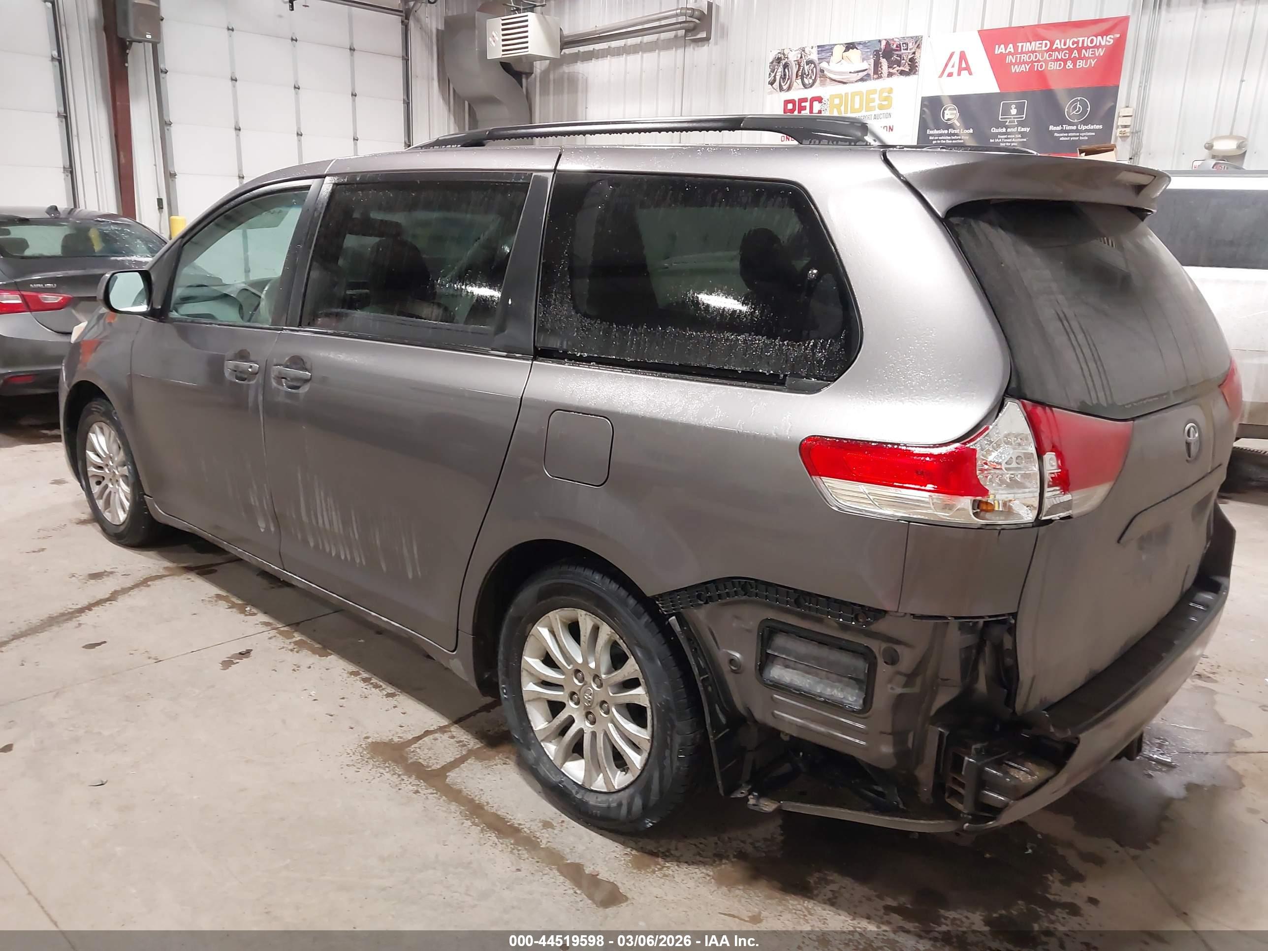TOYOTA SIENNA image 3