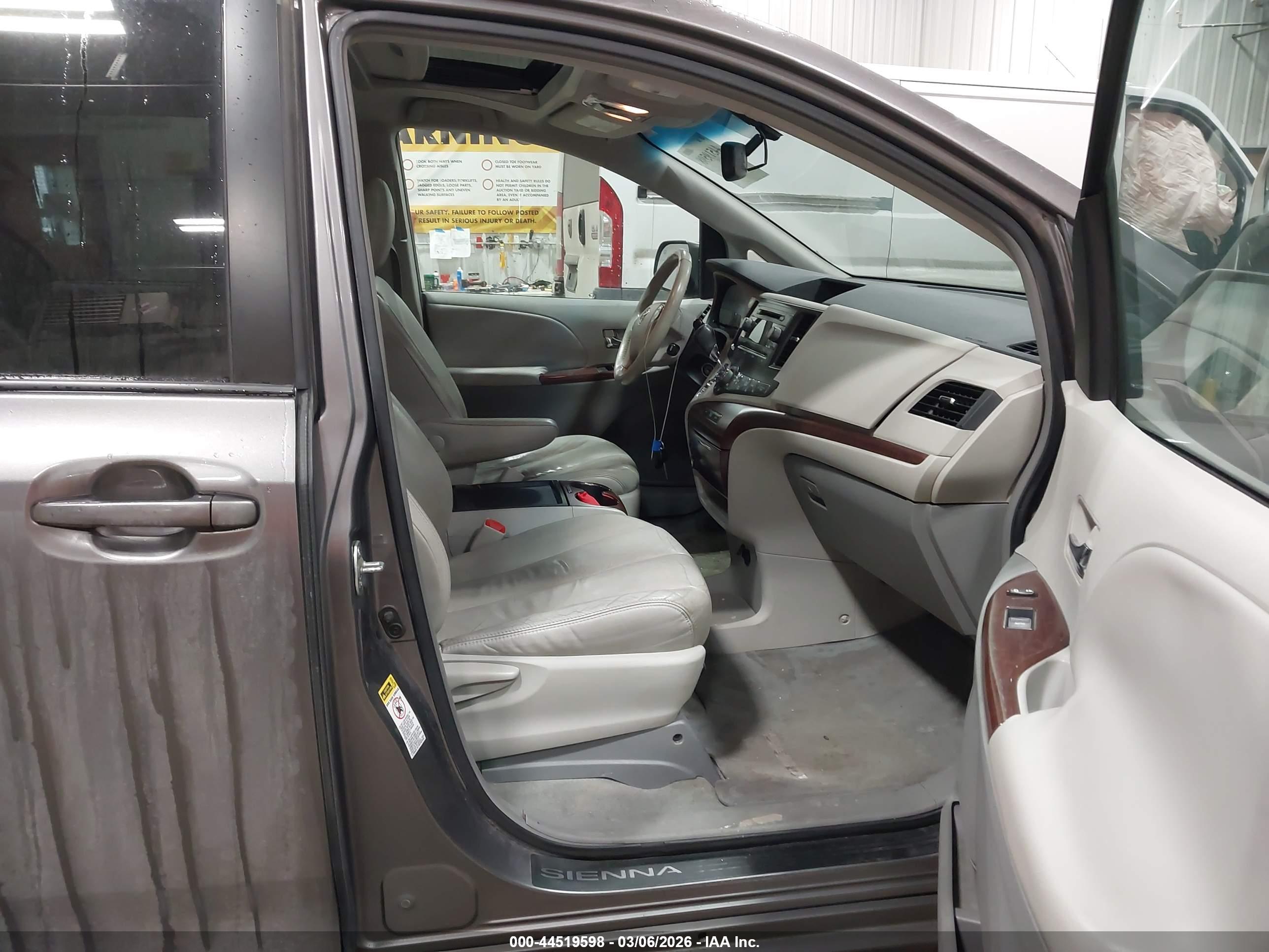 TOYOTA SIENNA image 5