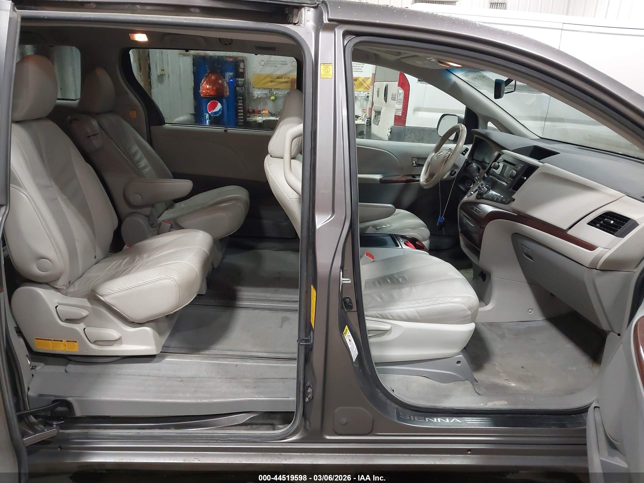 TOYOTA SIENNA image 8