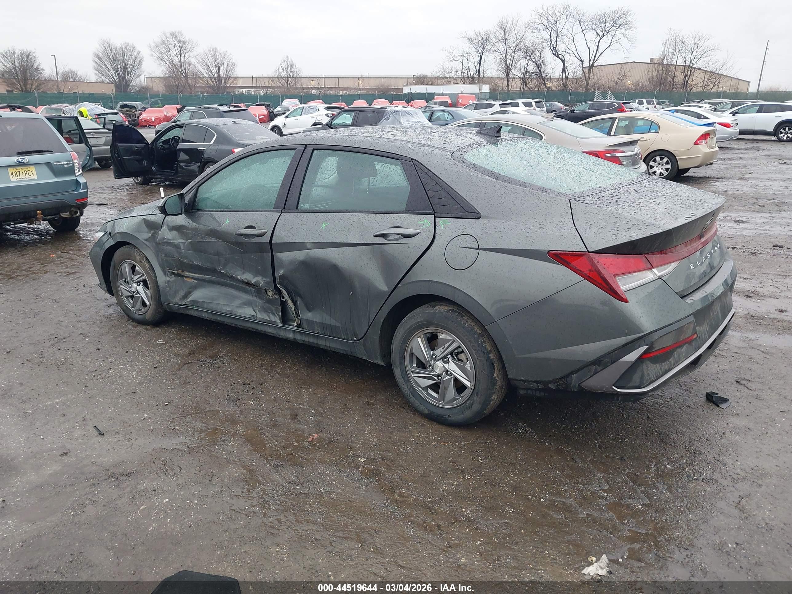 HYUNDAI ELANTRA image 3
