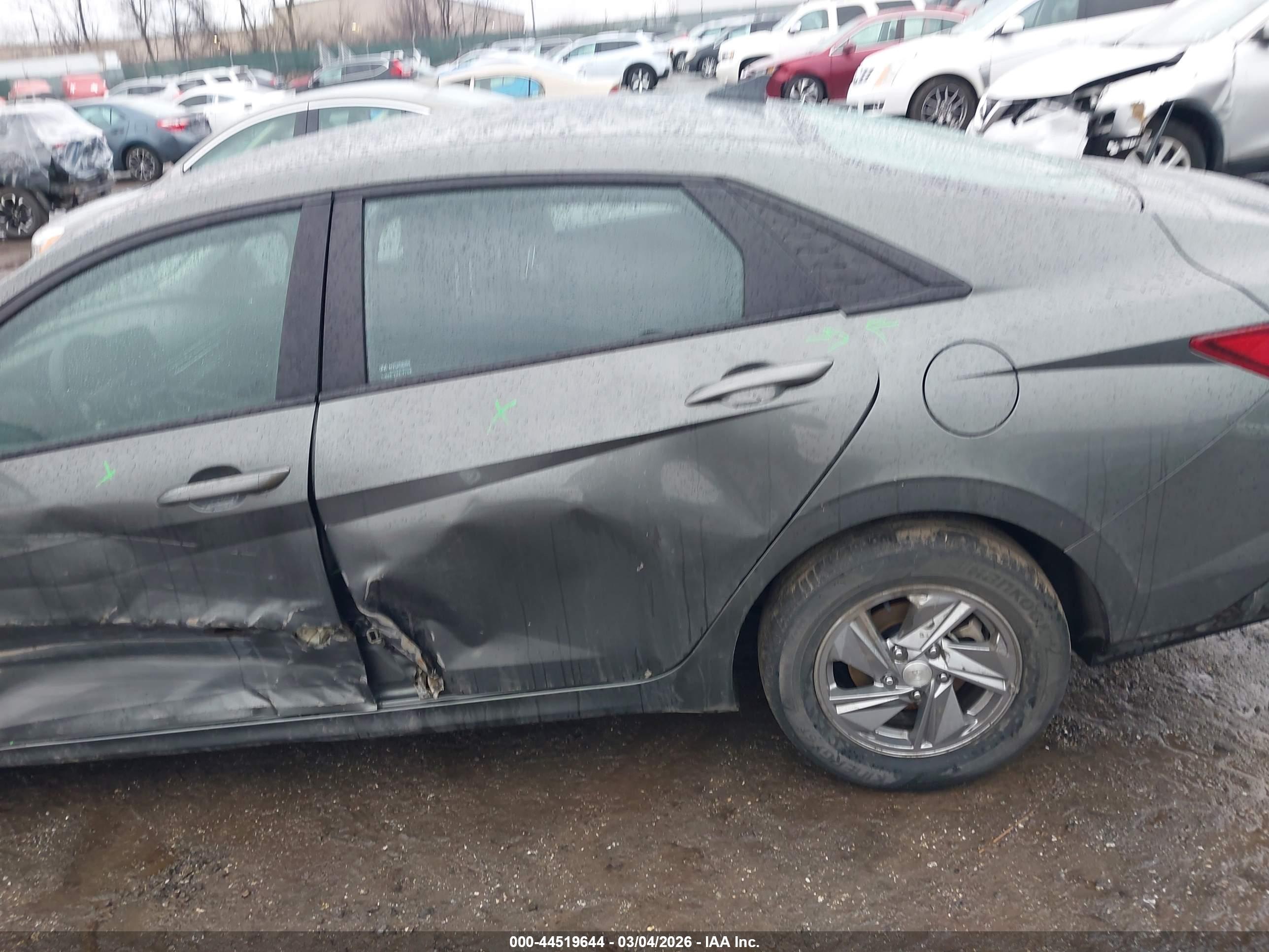 HYUNDAI ELANTRA image 6