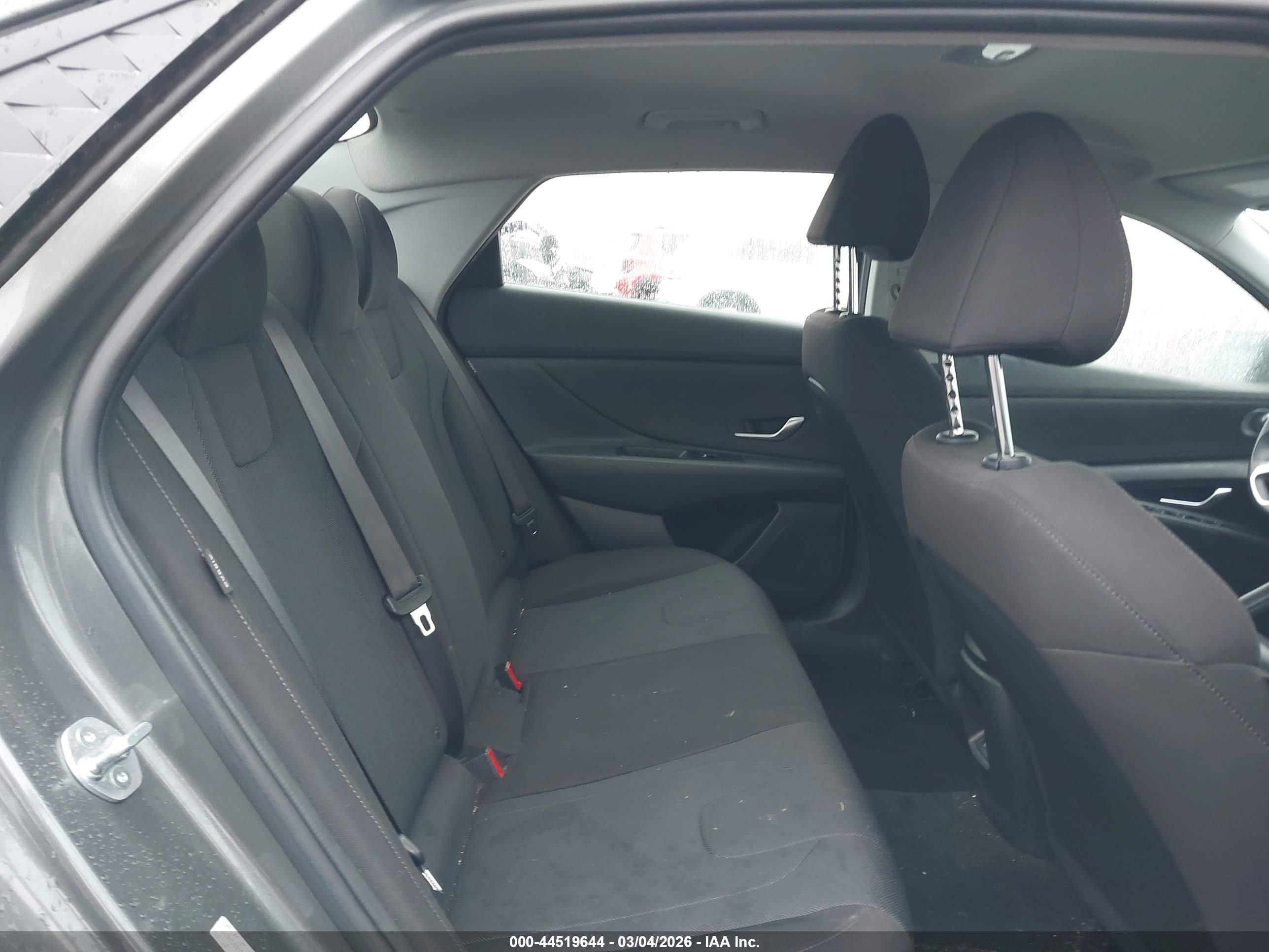 HYUNDAI ELANTRA image 8