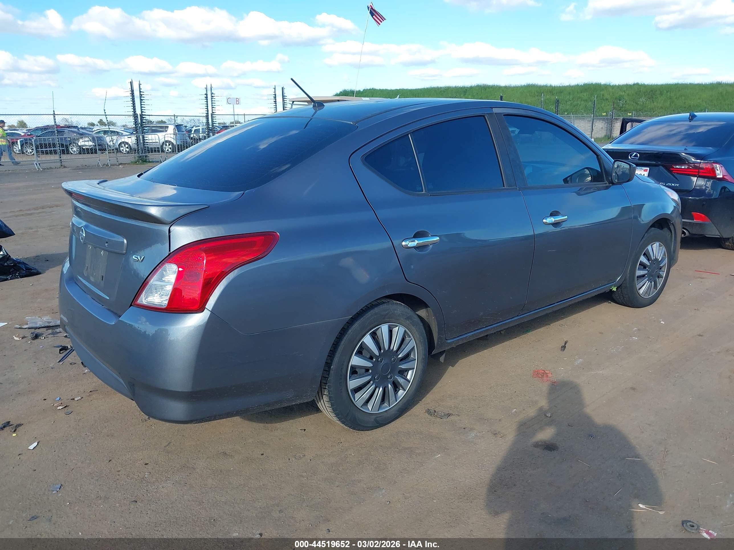 NISSAN VERSA image 4