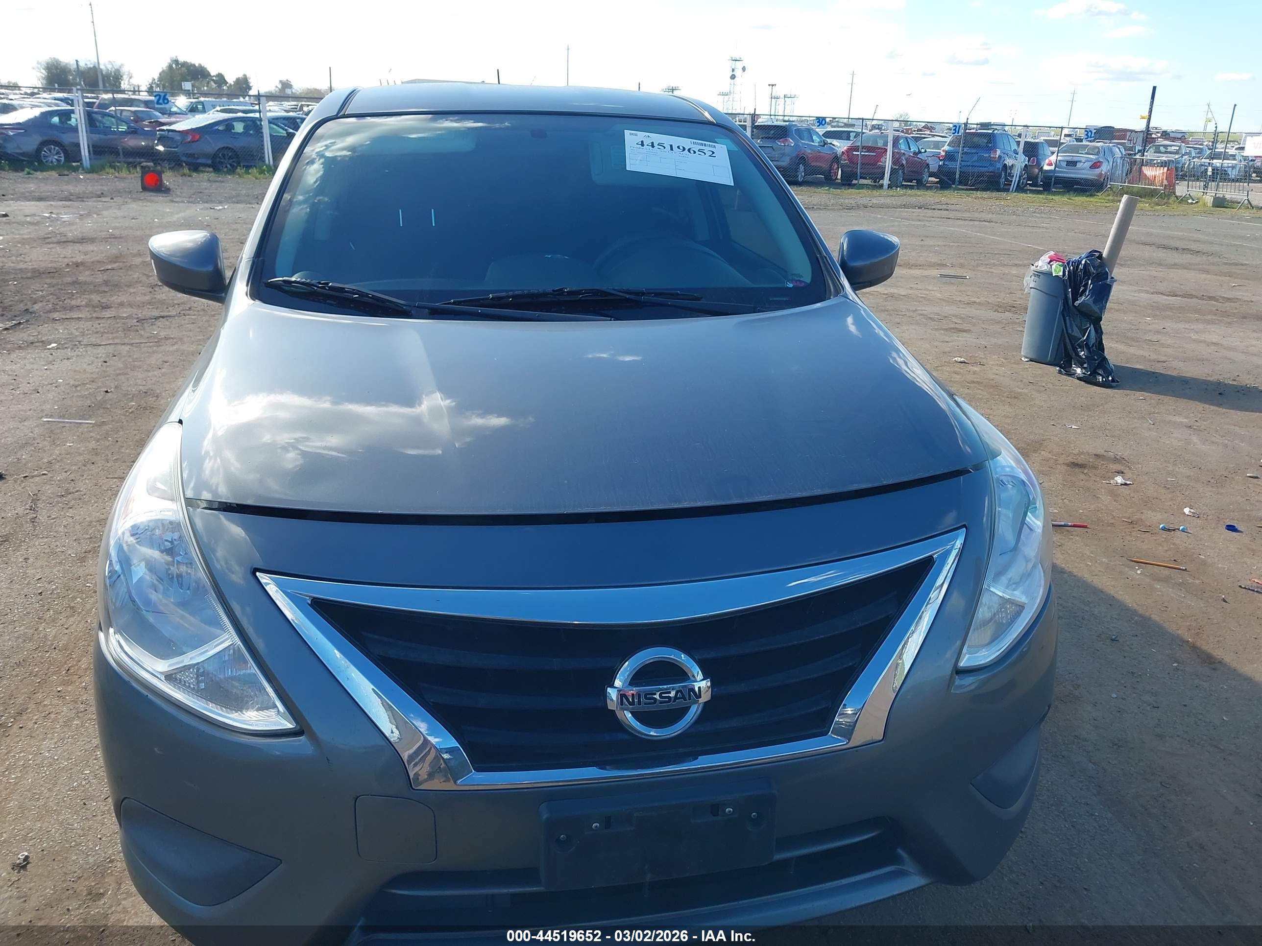 NISSAN VERSA image 6