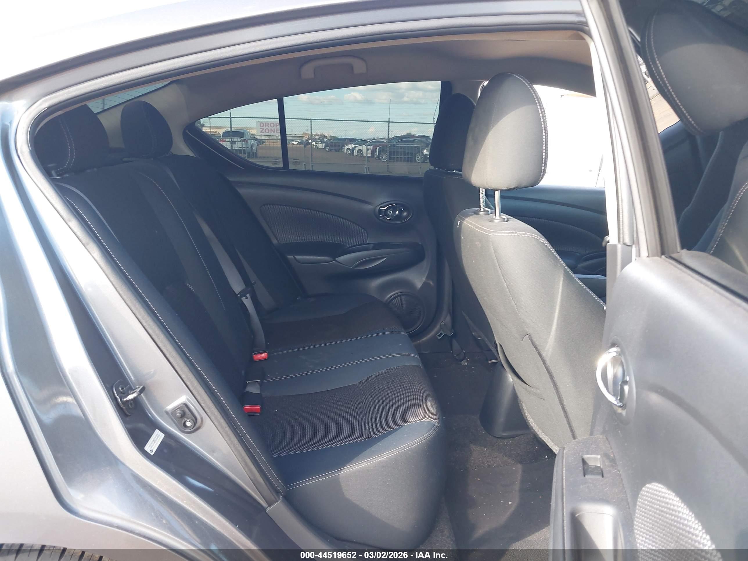 NISSAN VERSA image 8