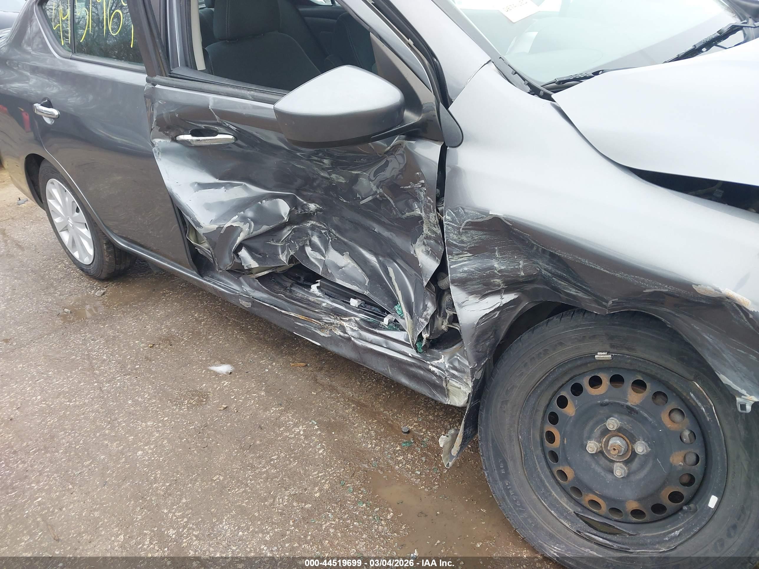 NISSAN VERSA image 6