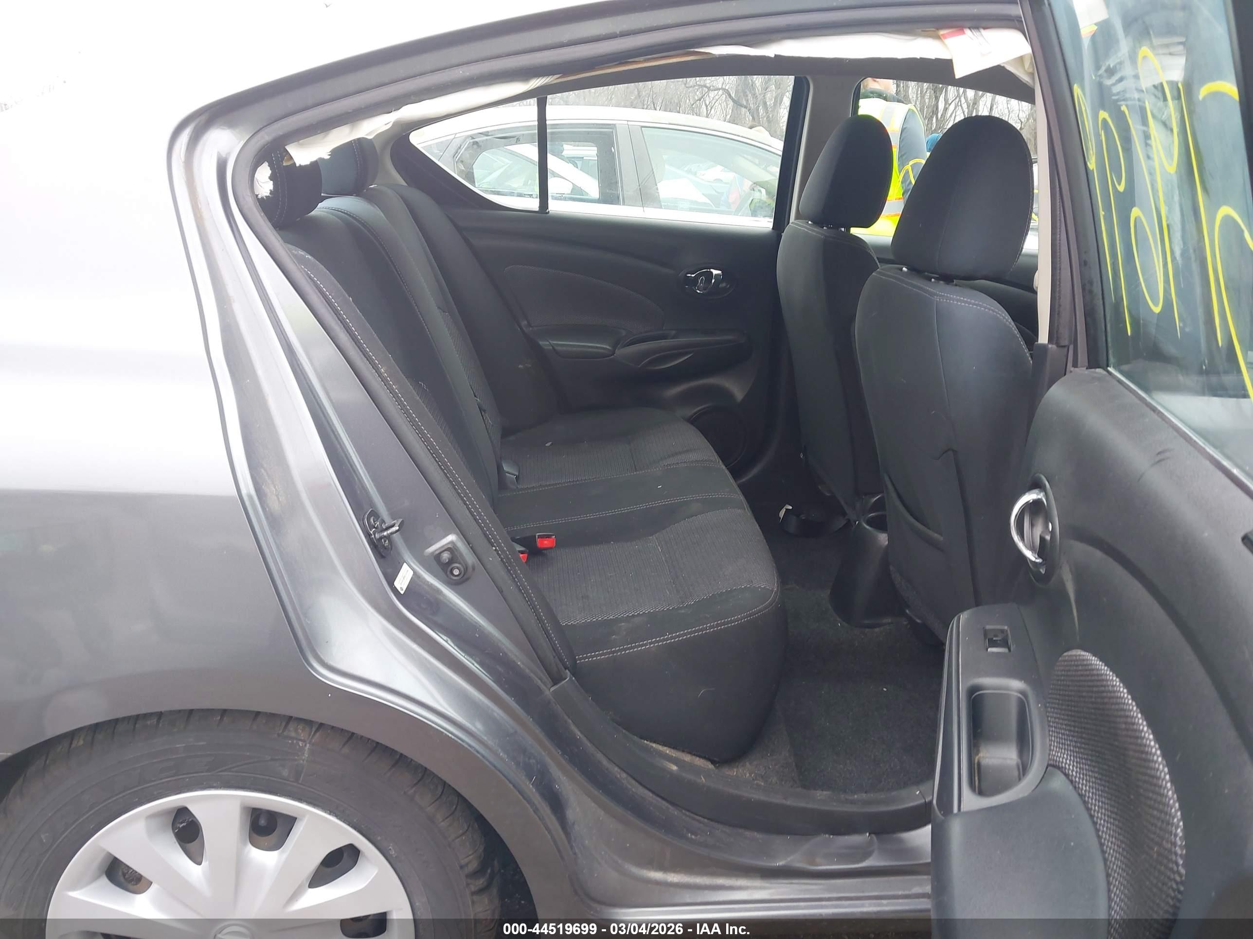 NISSAN VERSA image 8