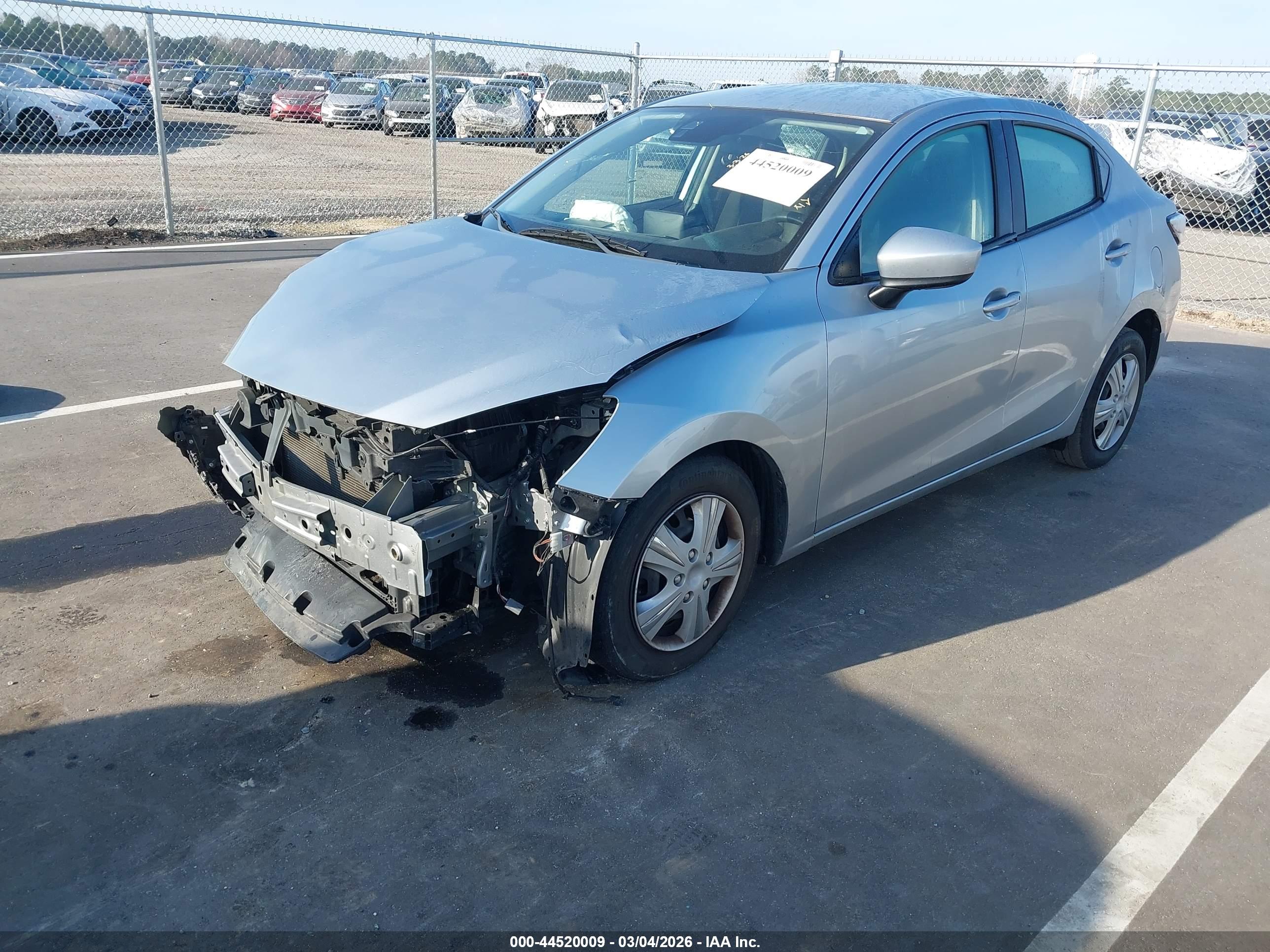 TOYOTA YARIS image 2