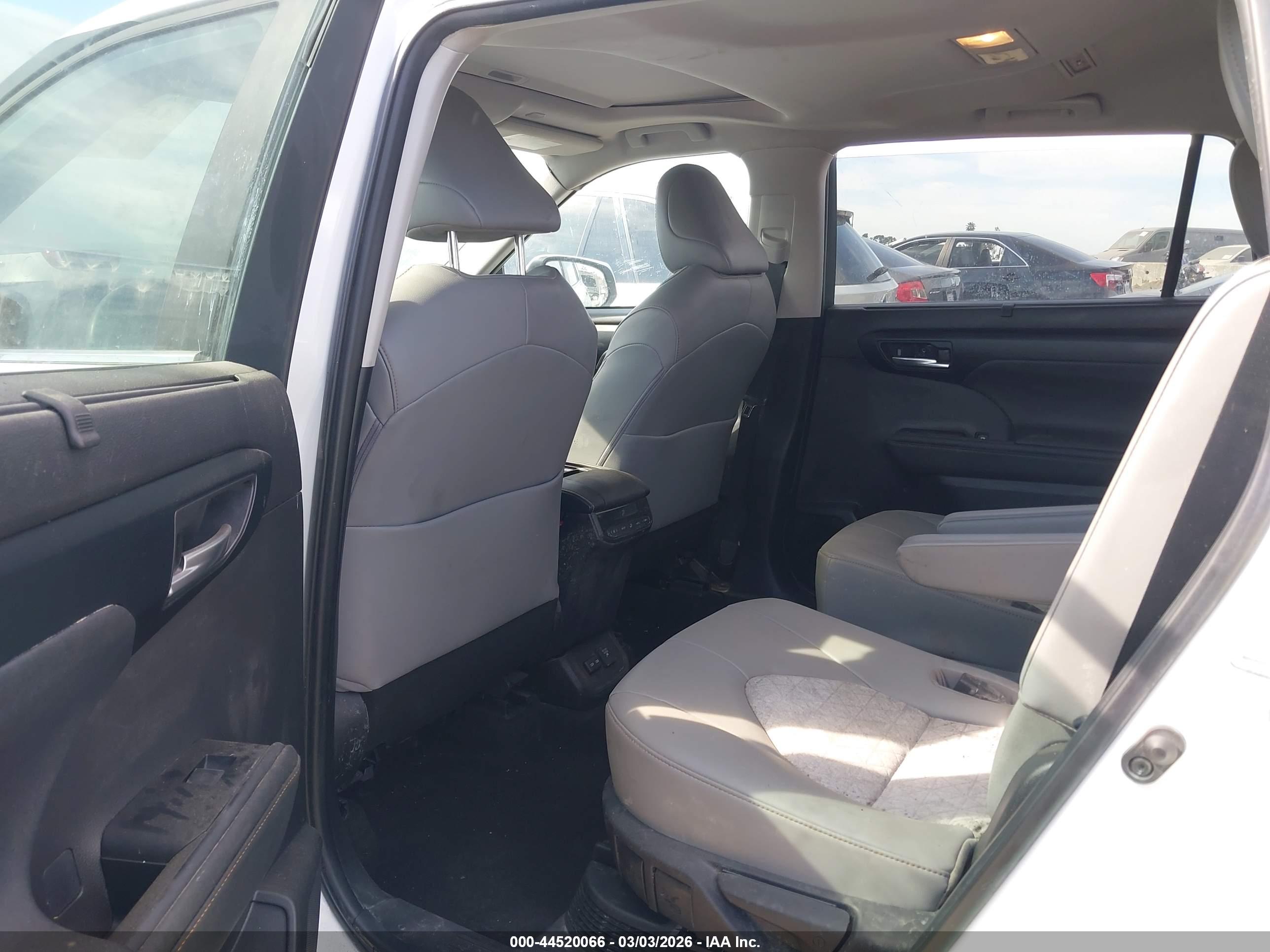 TOYOTA HIGHLANDER image 8