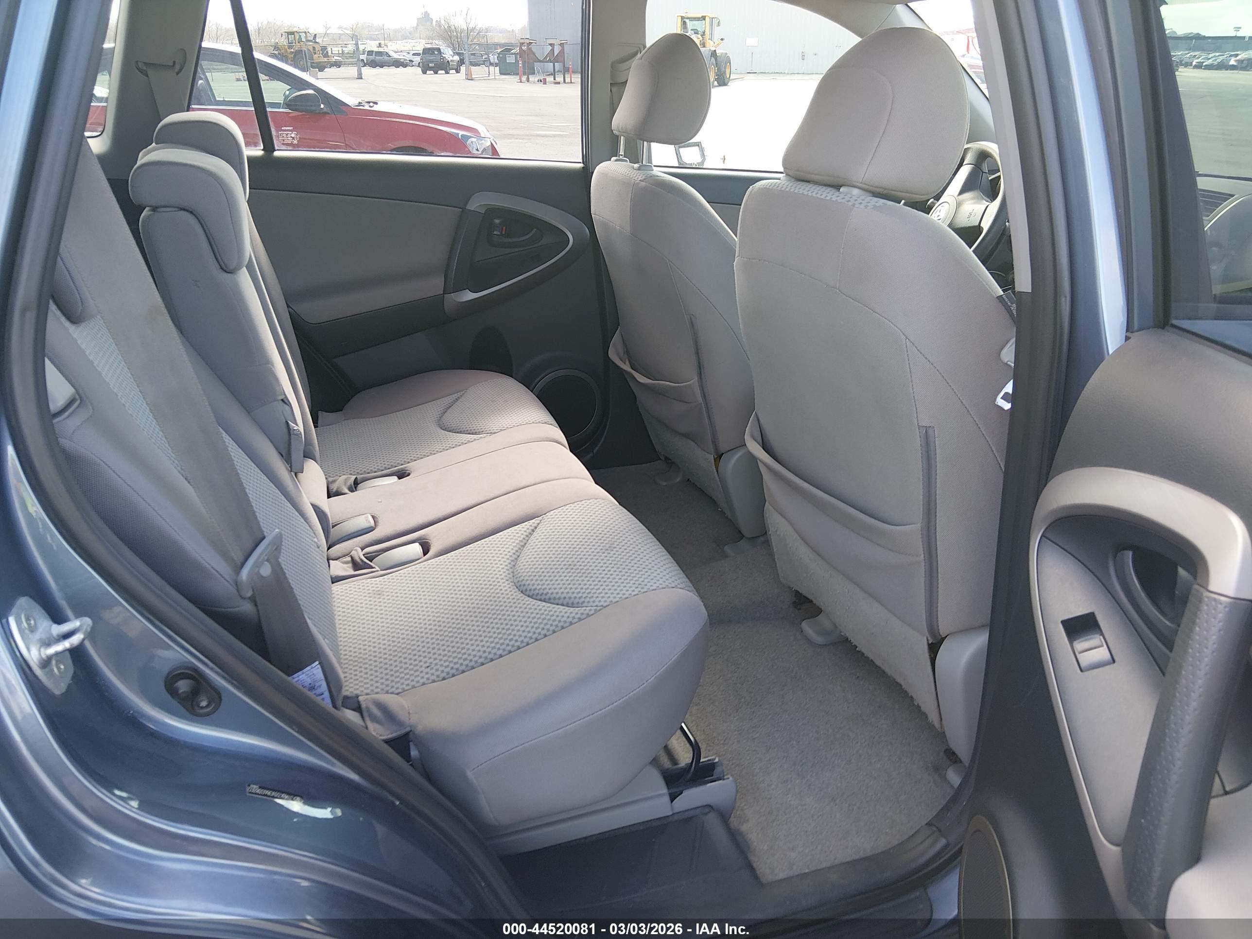 TOYOTA RAV4 image 8