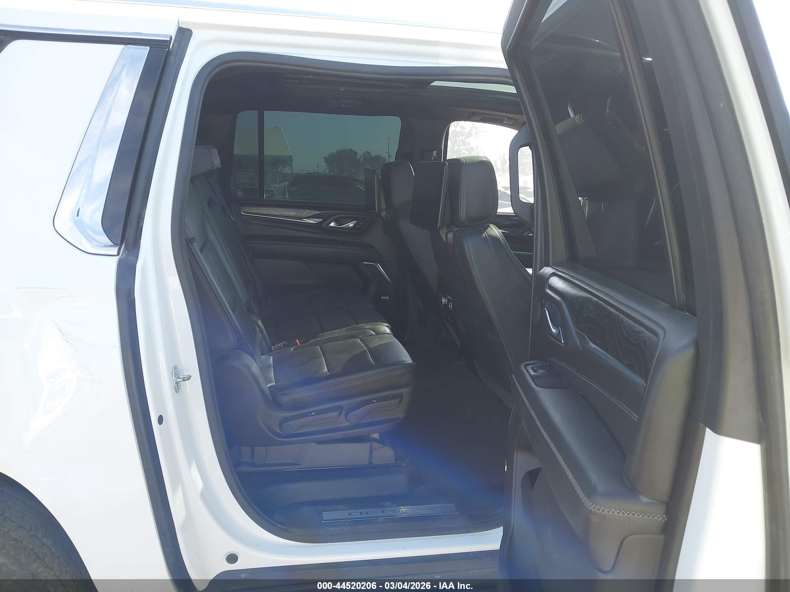 GMC YUKON image 8