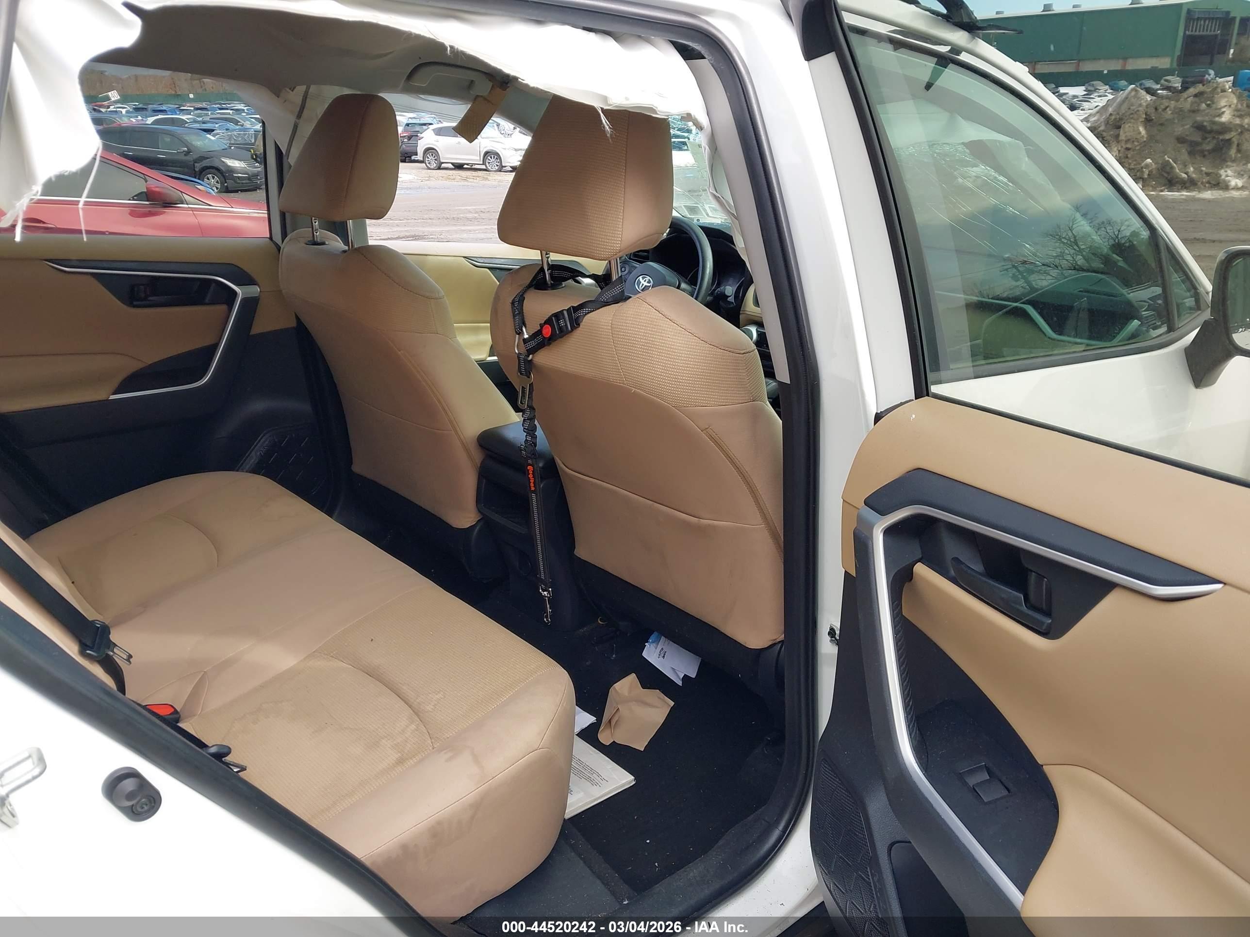 TOYOTA RAV4 image 8