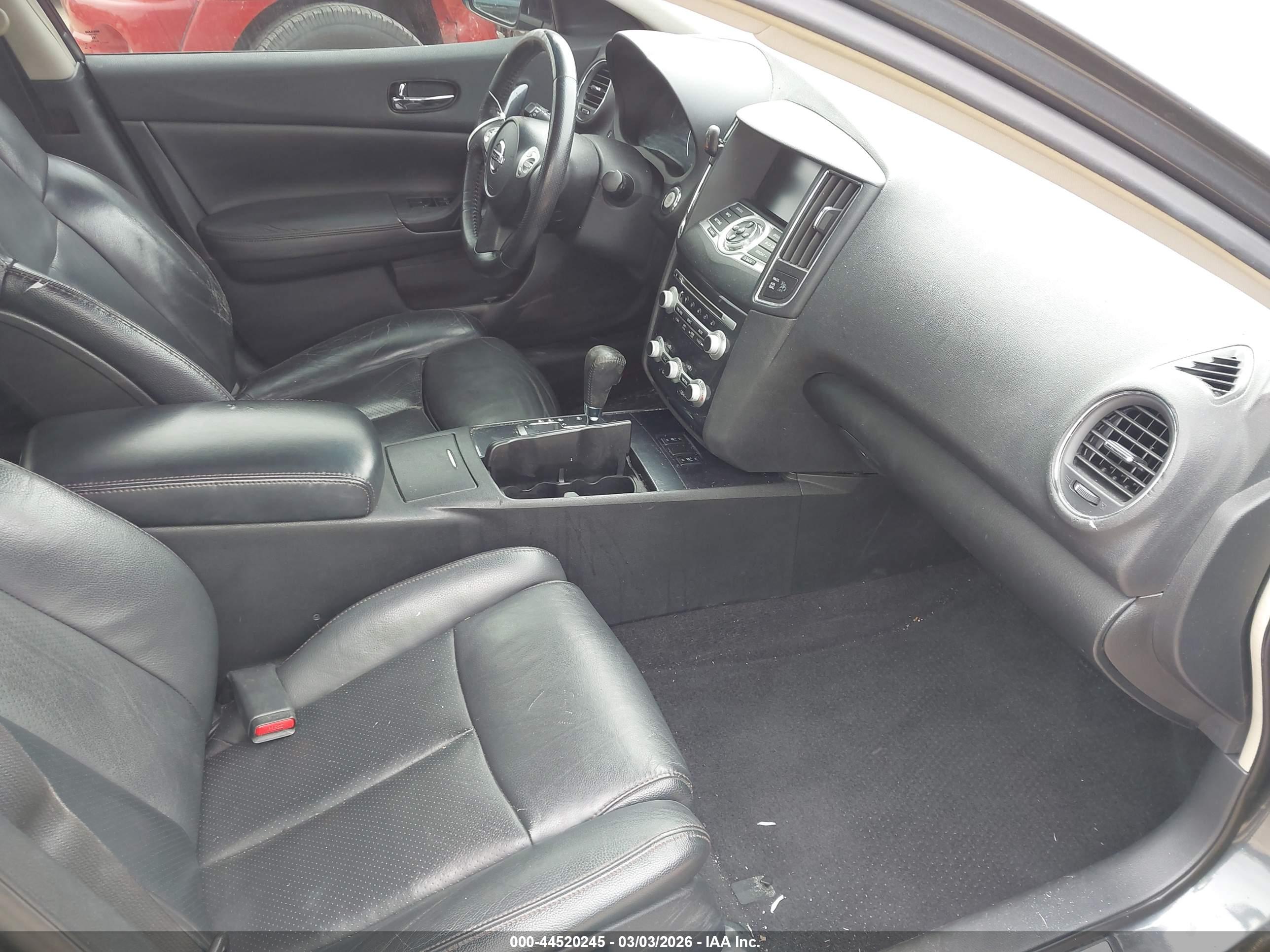 NISSAN MAXIMA image 5