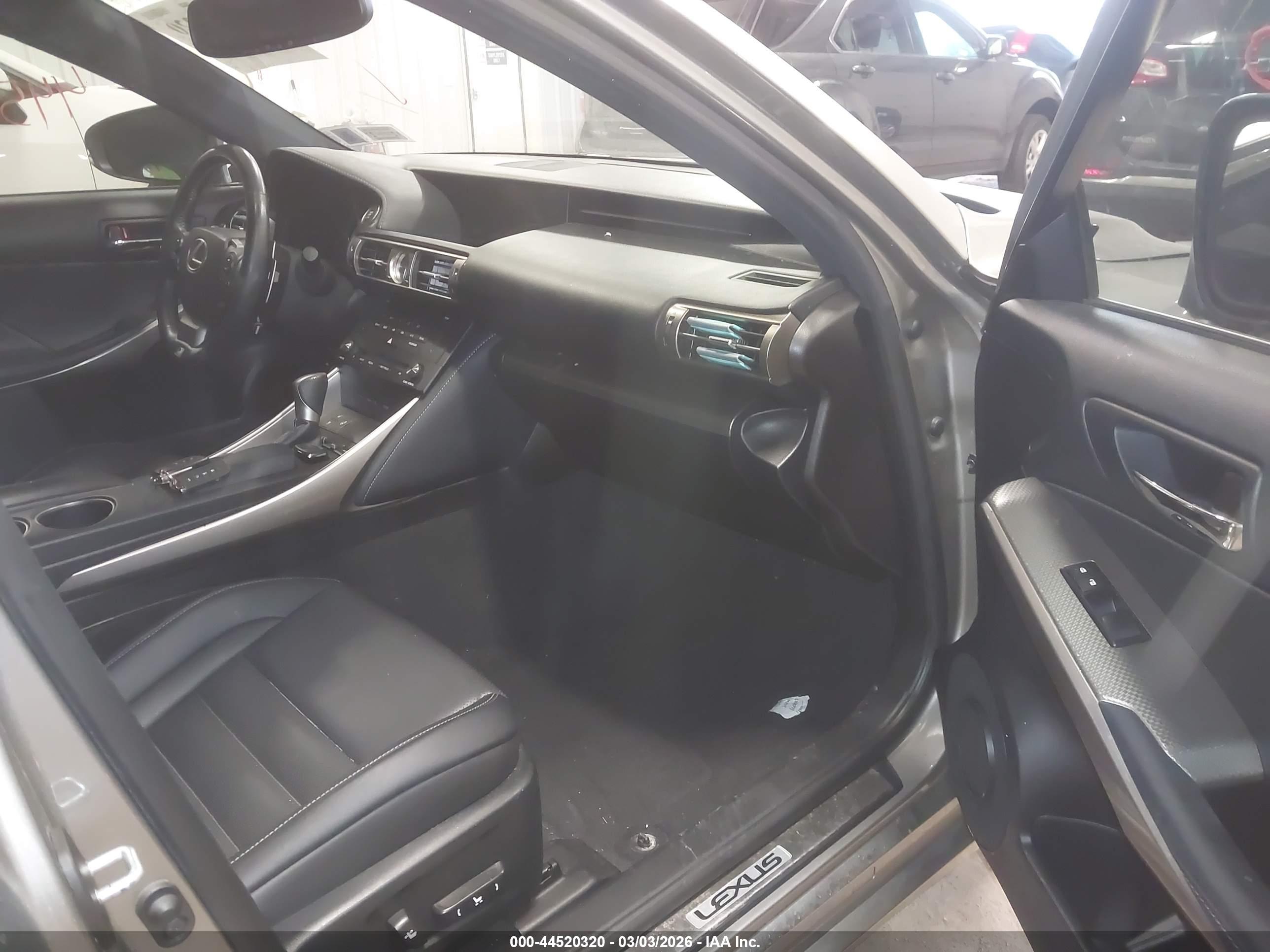LEXUS IS image 5