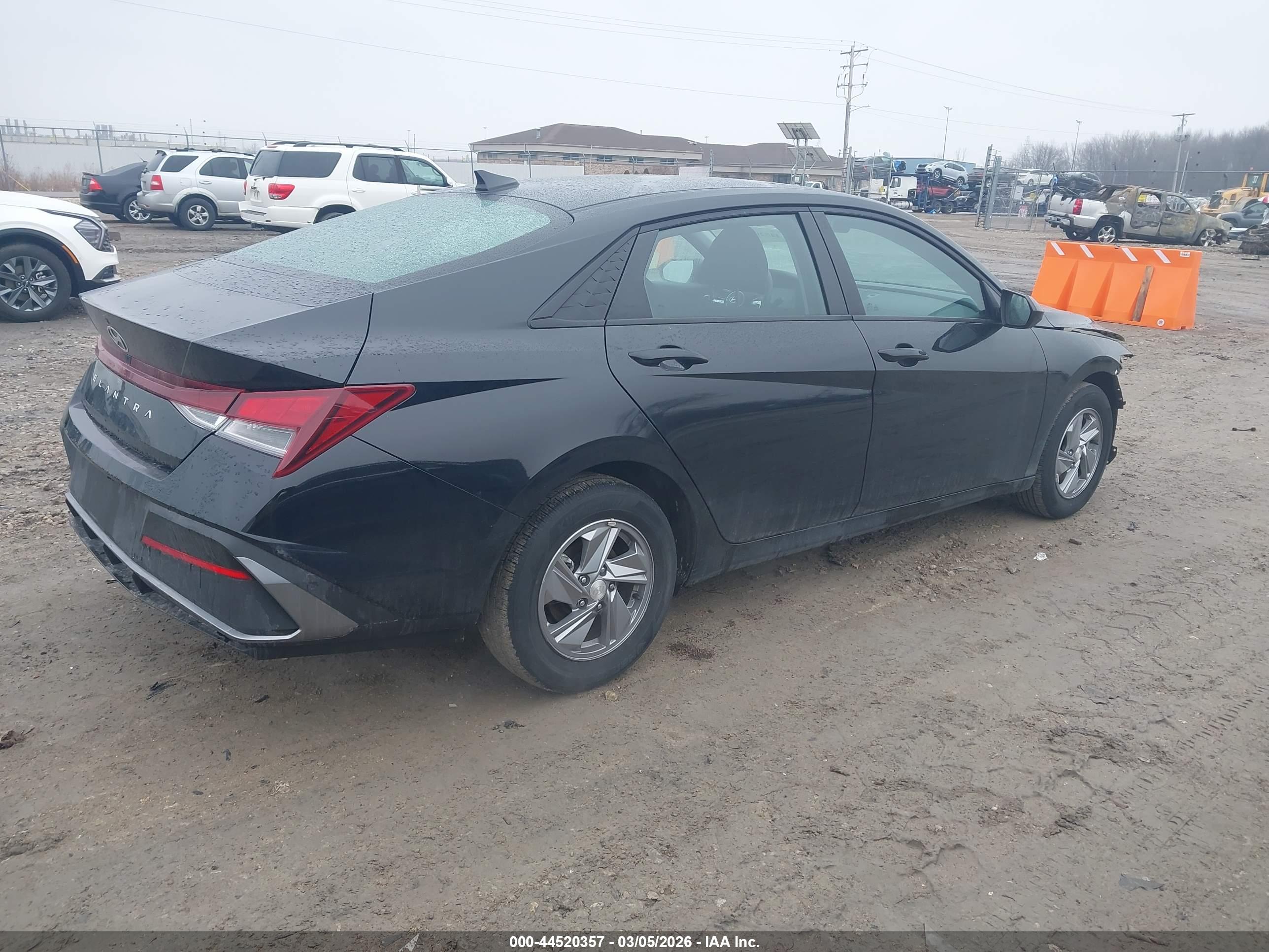 HYUNDAI ELANTRA image 4