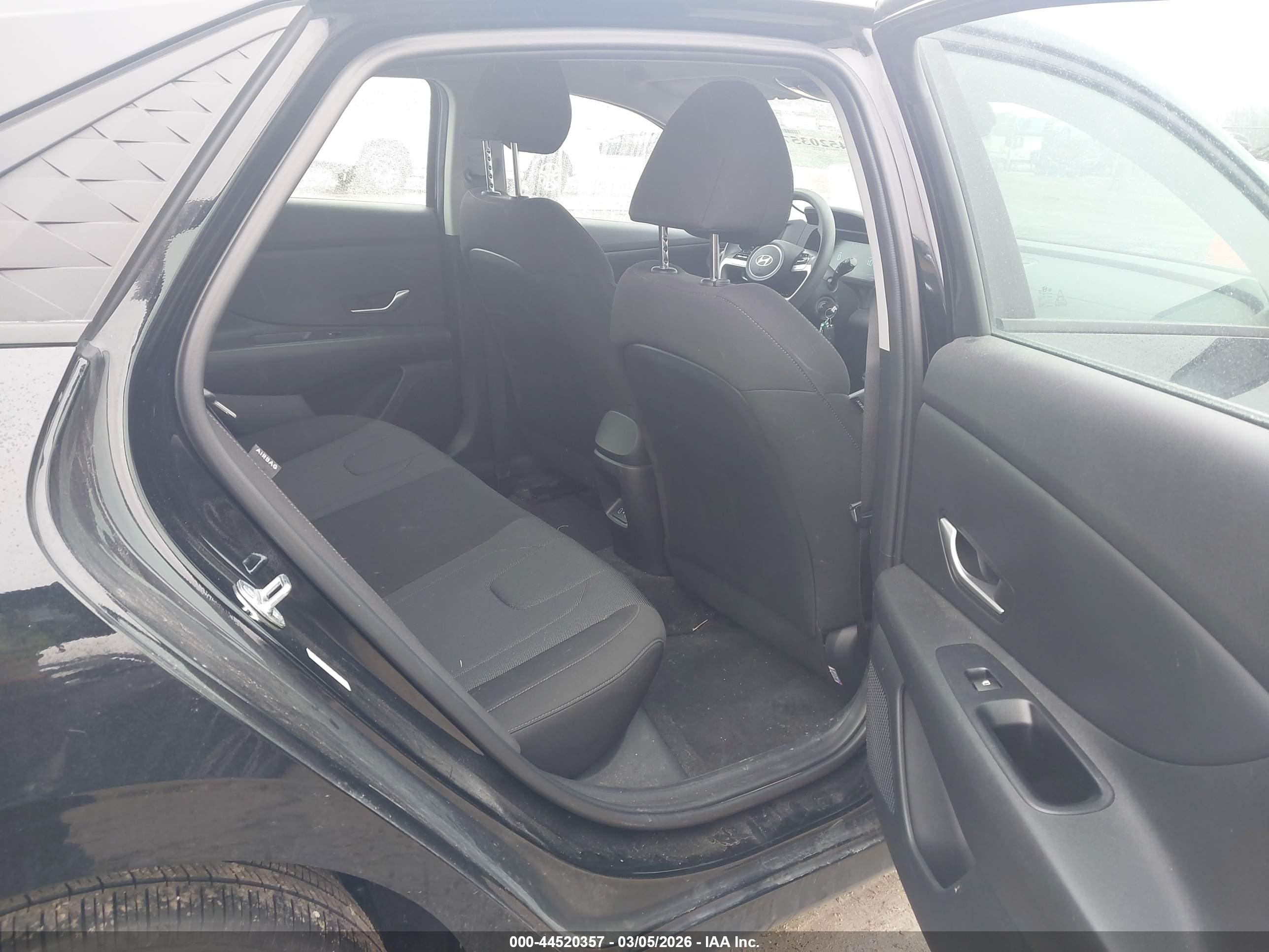 HYUNDAI ELANTRA image 8