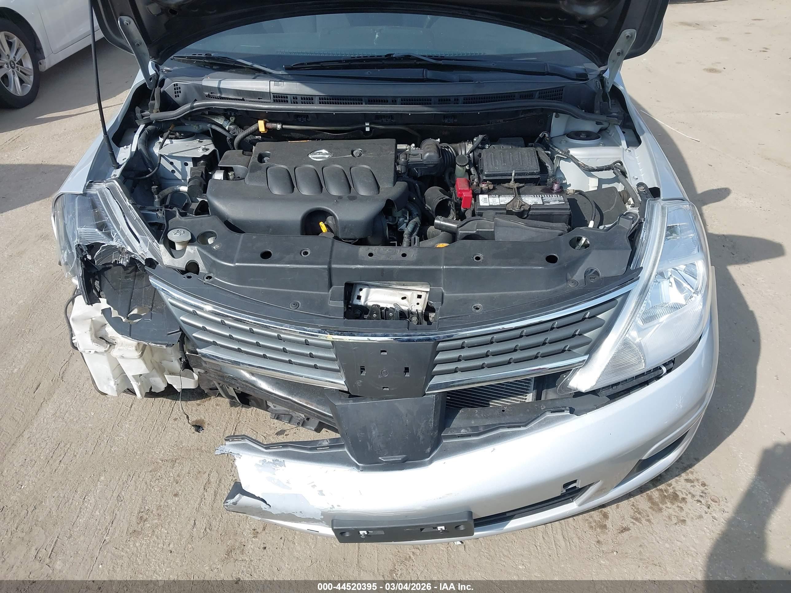 NISSAN VERSA image 10