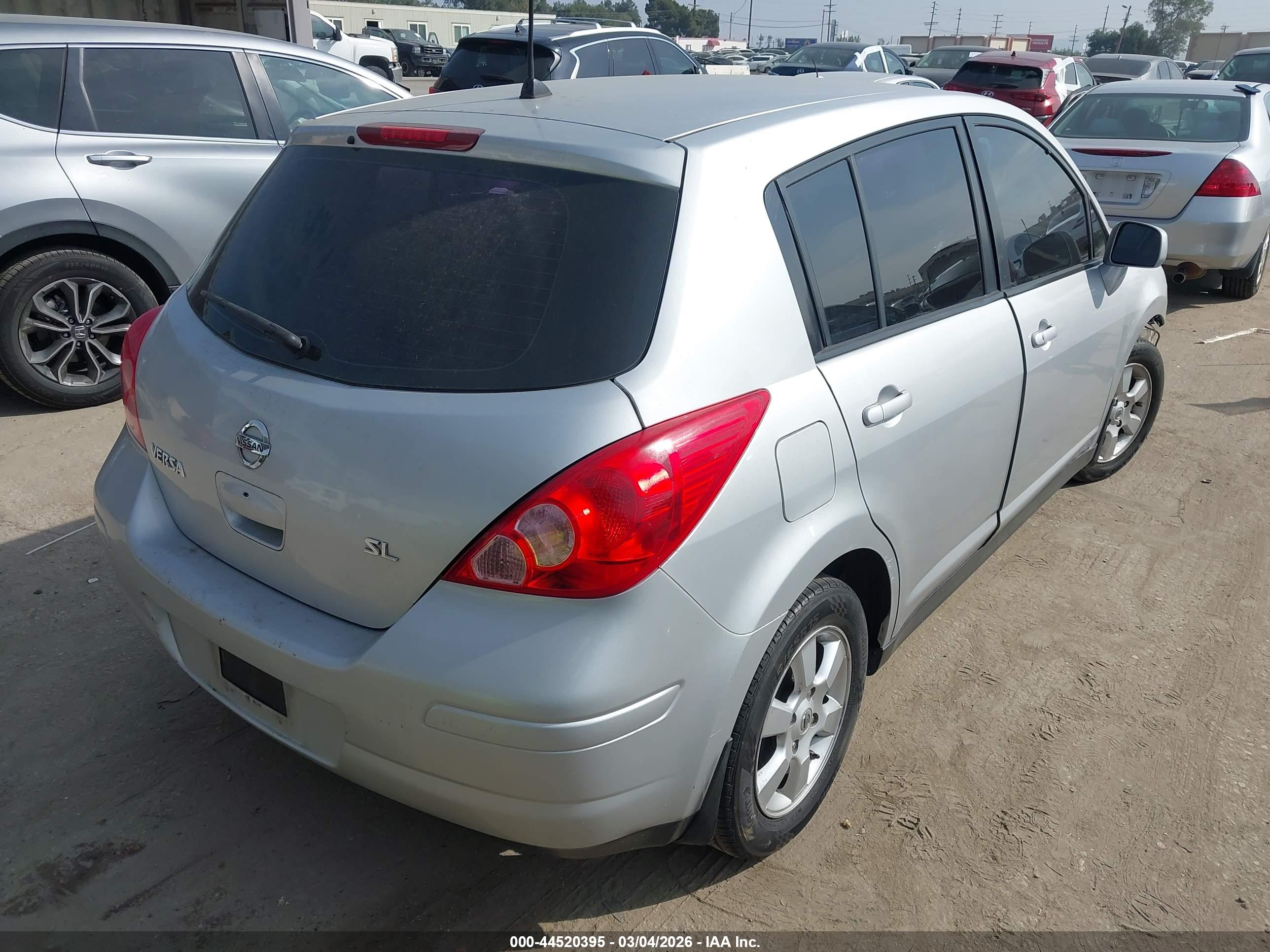 NISSAN VERSA image 4