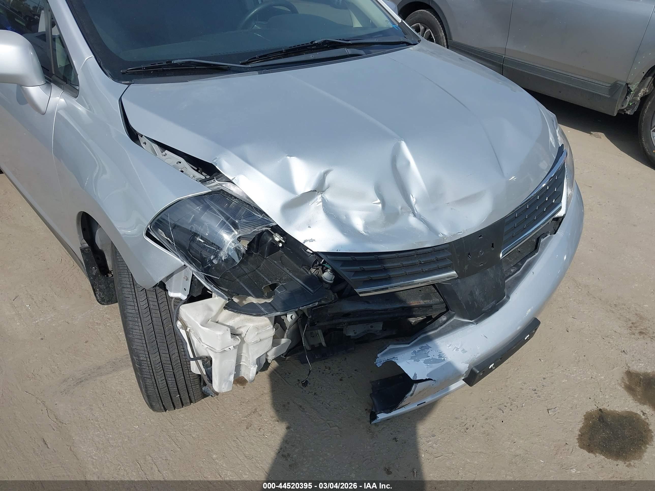 NISSAN VERSA image 6