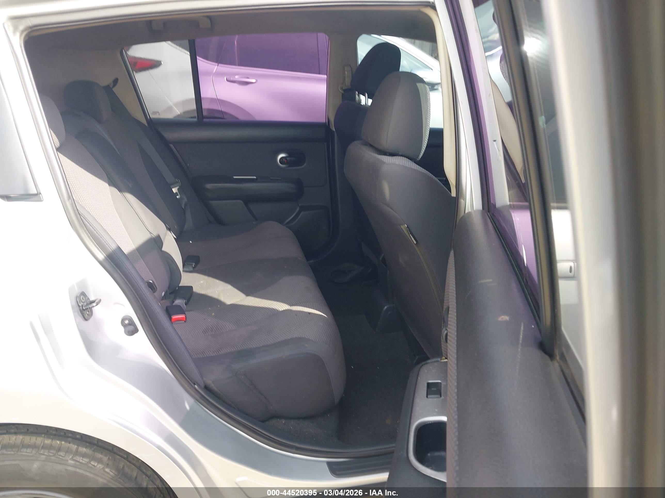 NISSAN VERSA image 8