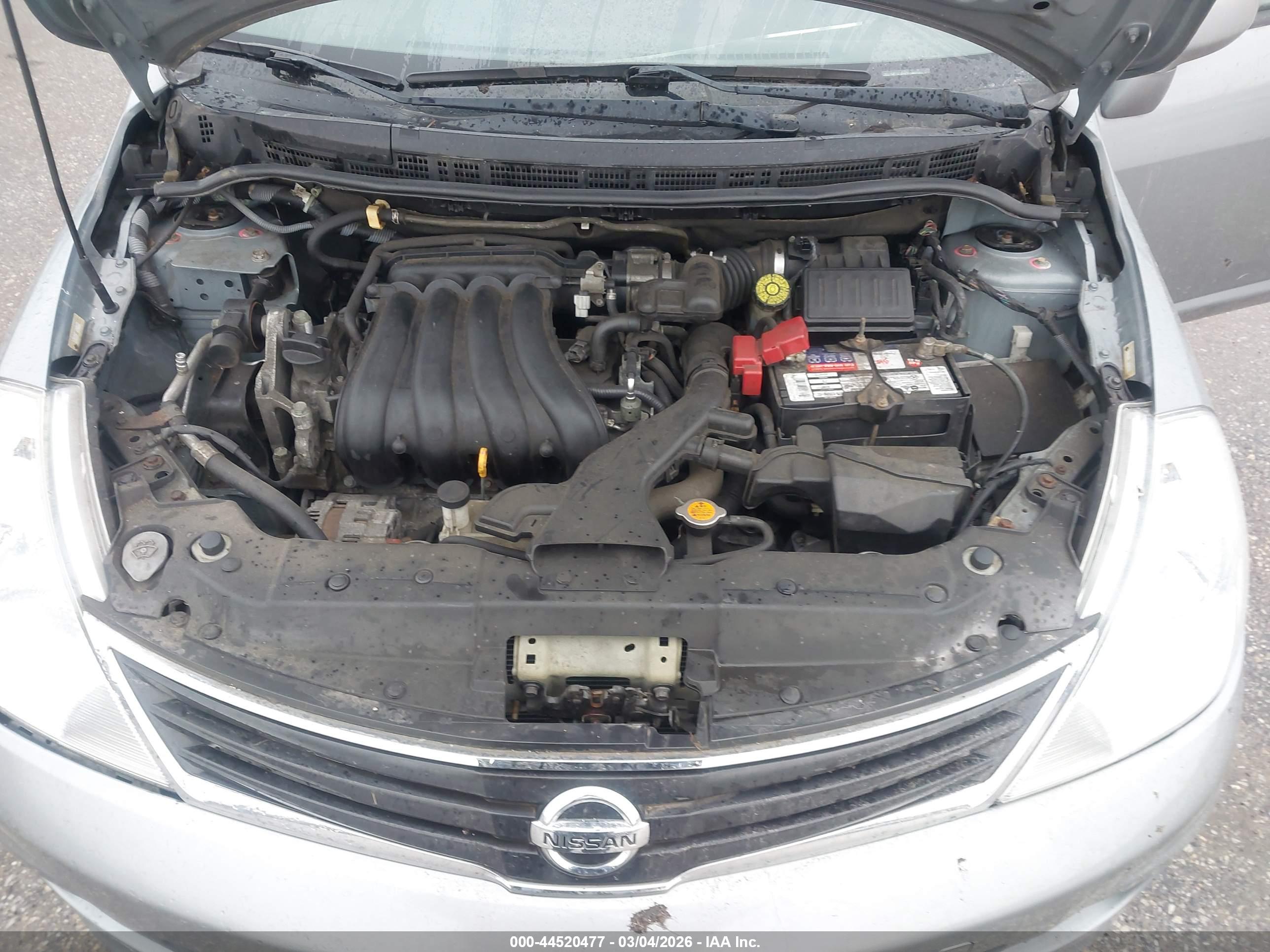 NISSAN VERSA image 10