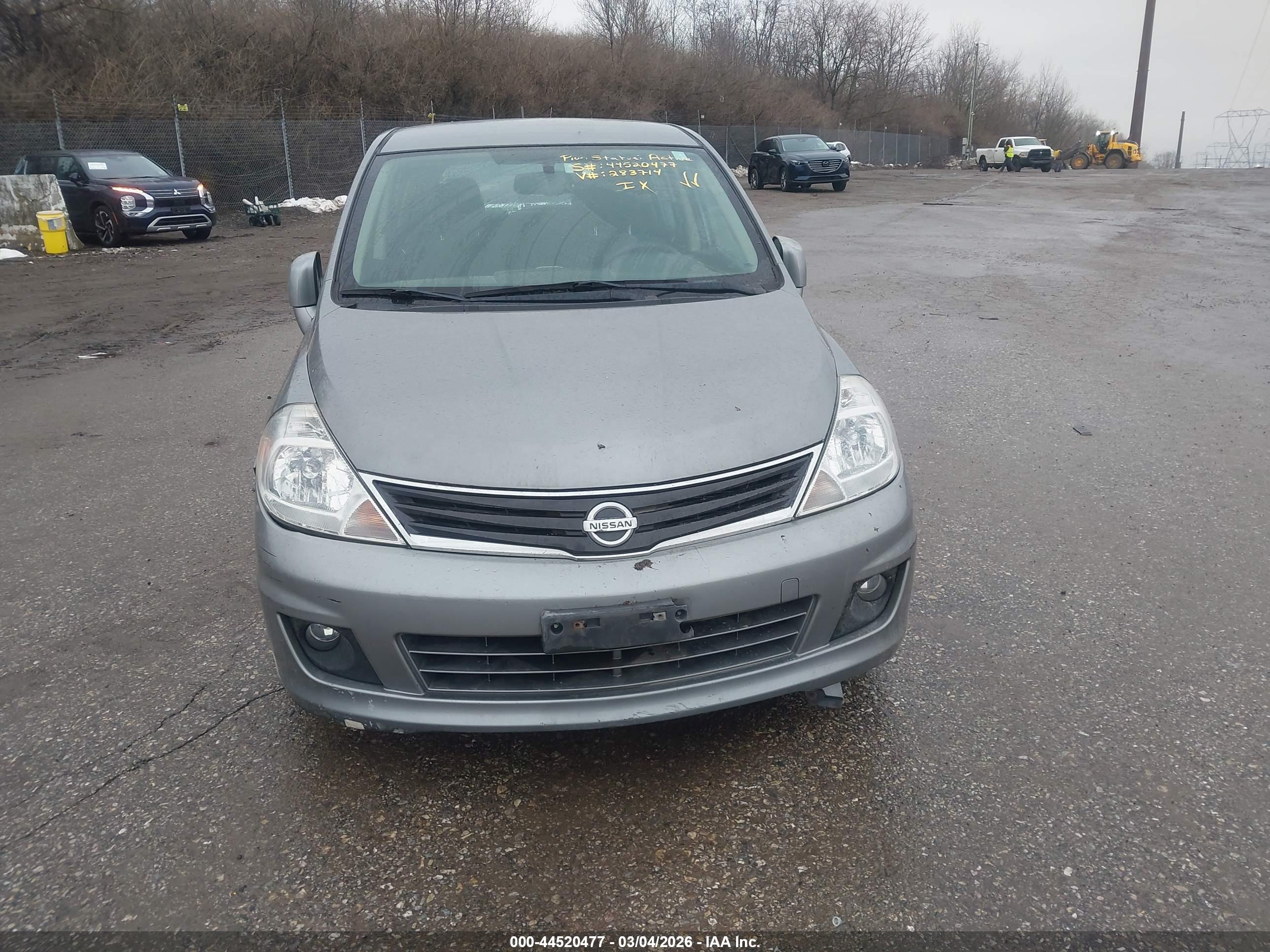 NISSAN VERSA image 6