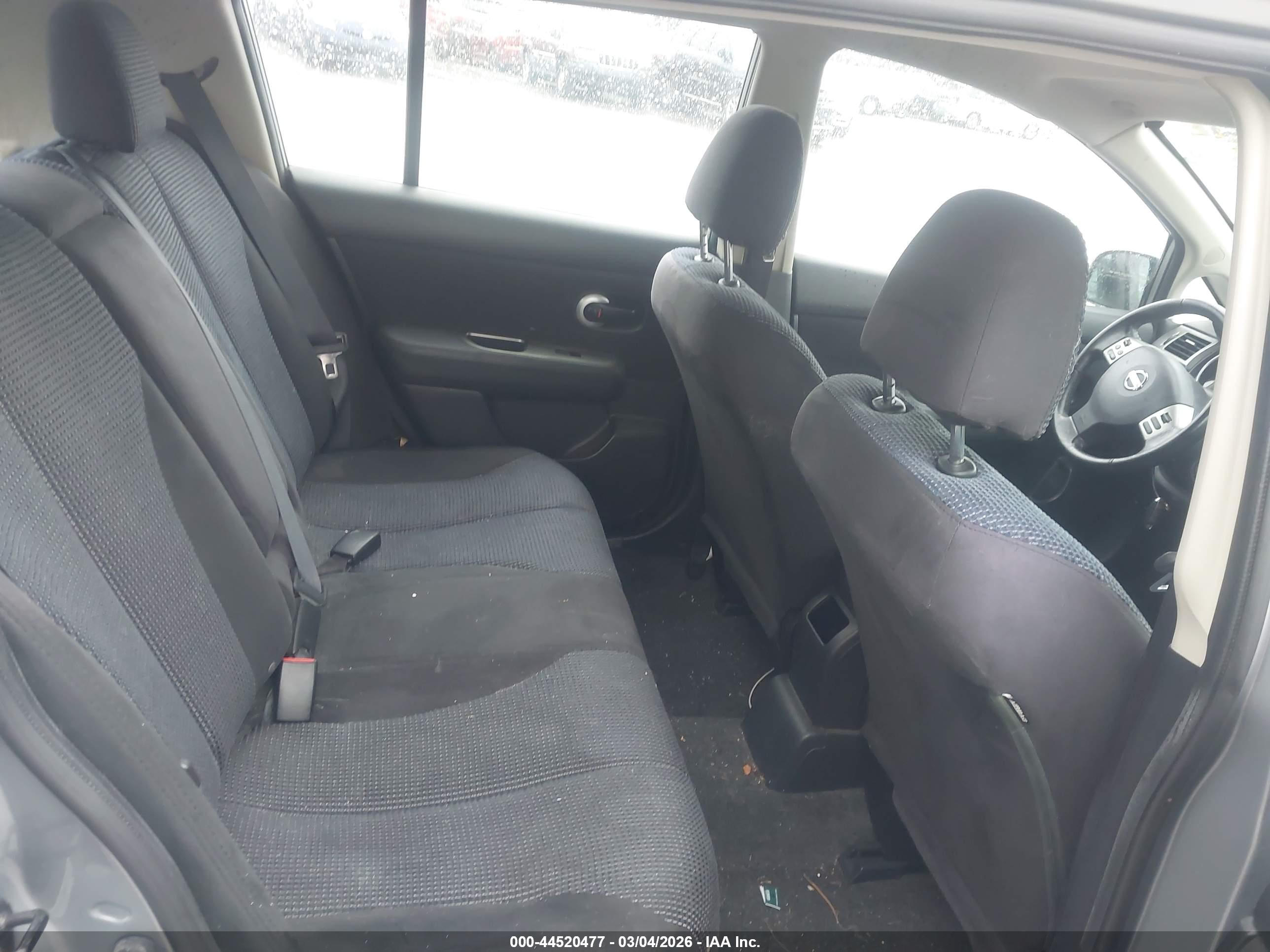 NISSAN VERSA image 8