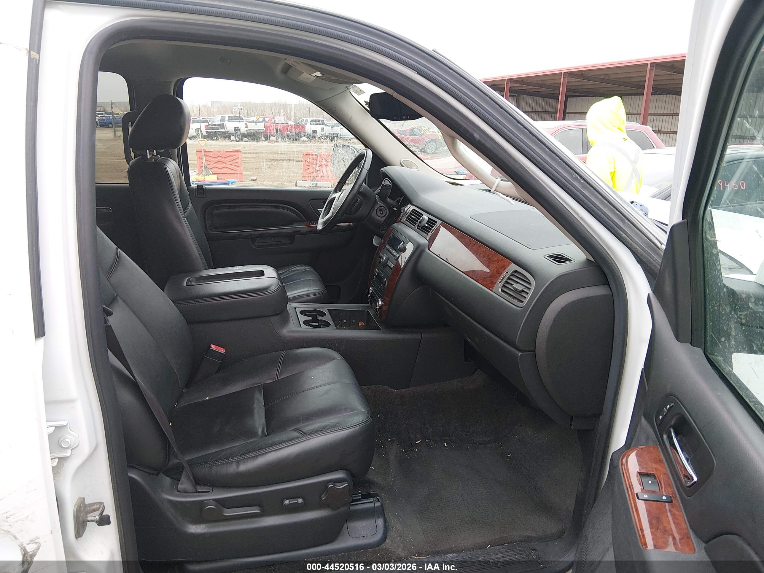 CHEVROLET SUBURBAN image 5