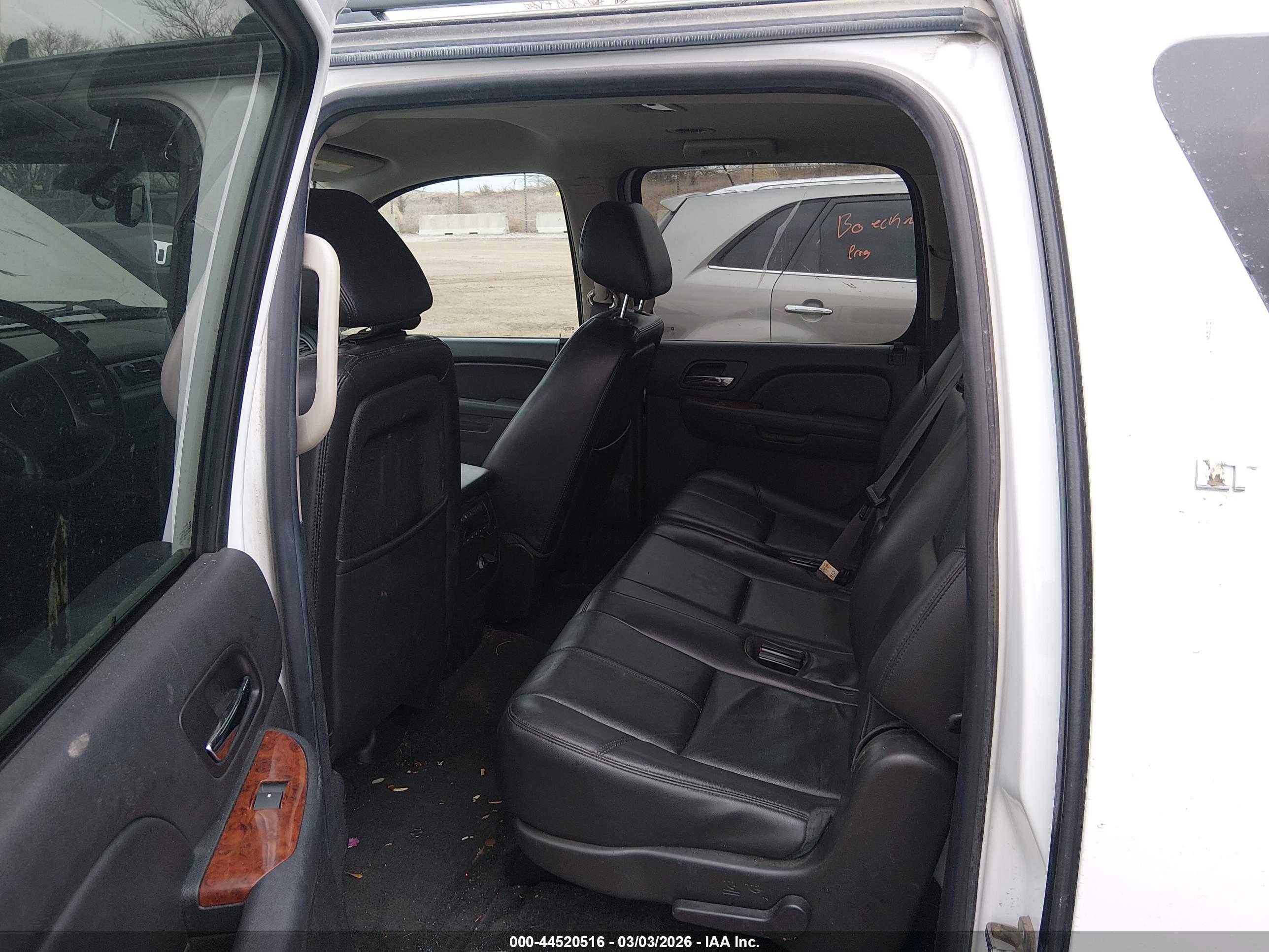 CHEVROLET SUBURBAN image 8