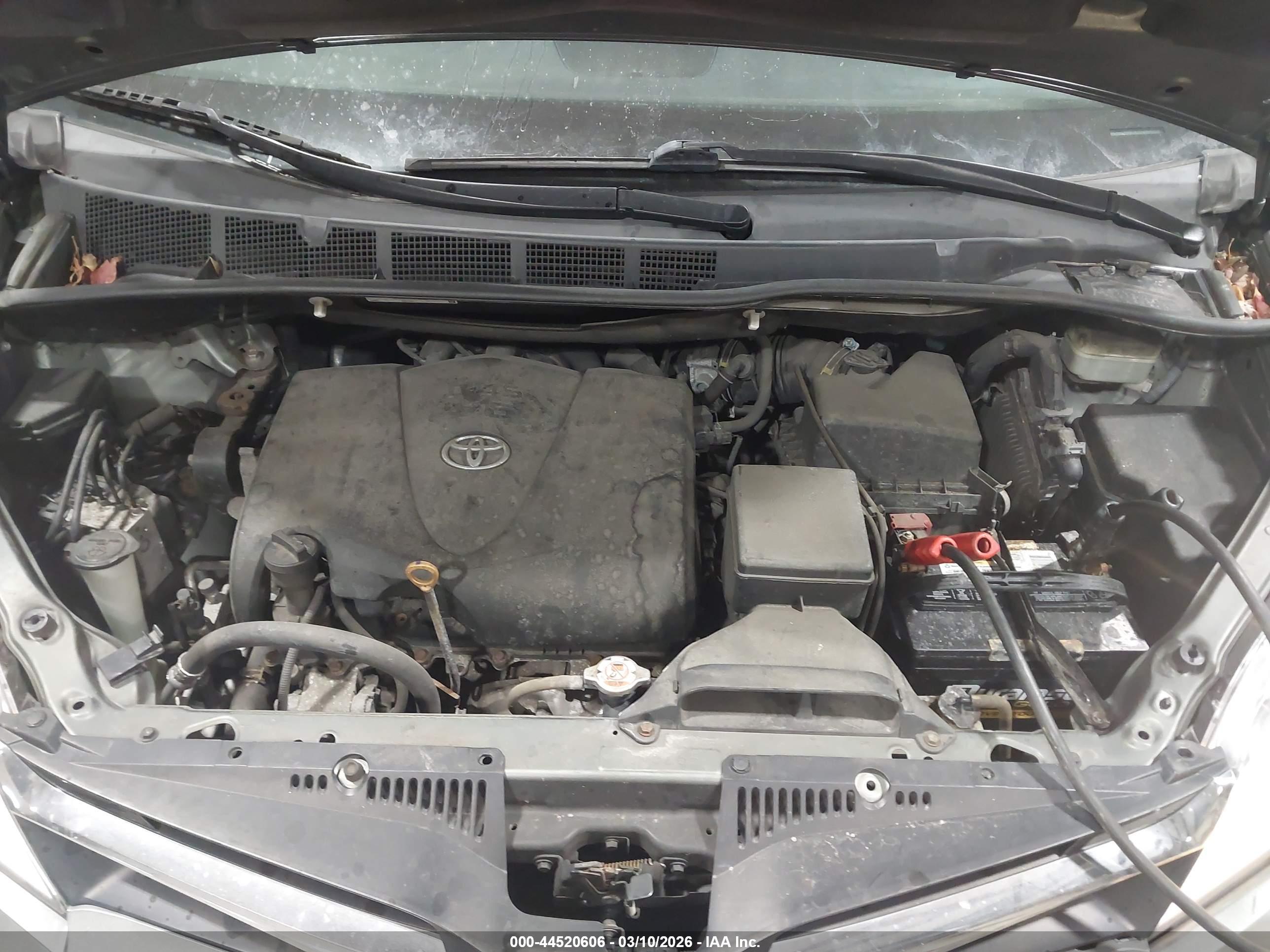 TOYOTA SIENNA image 10