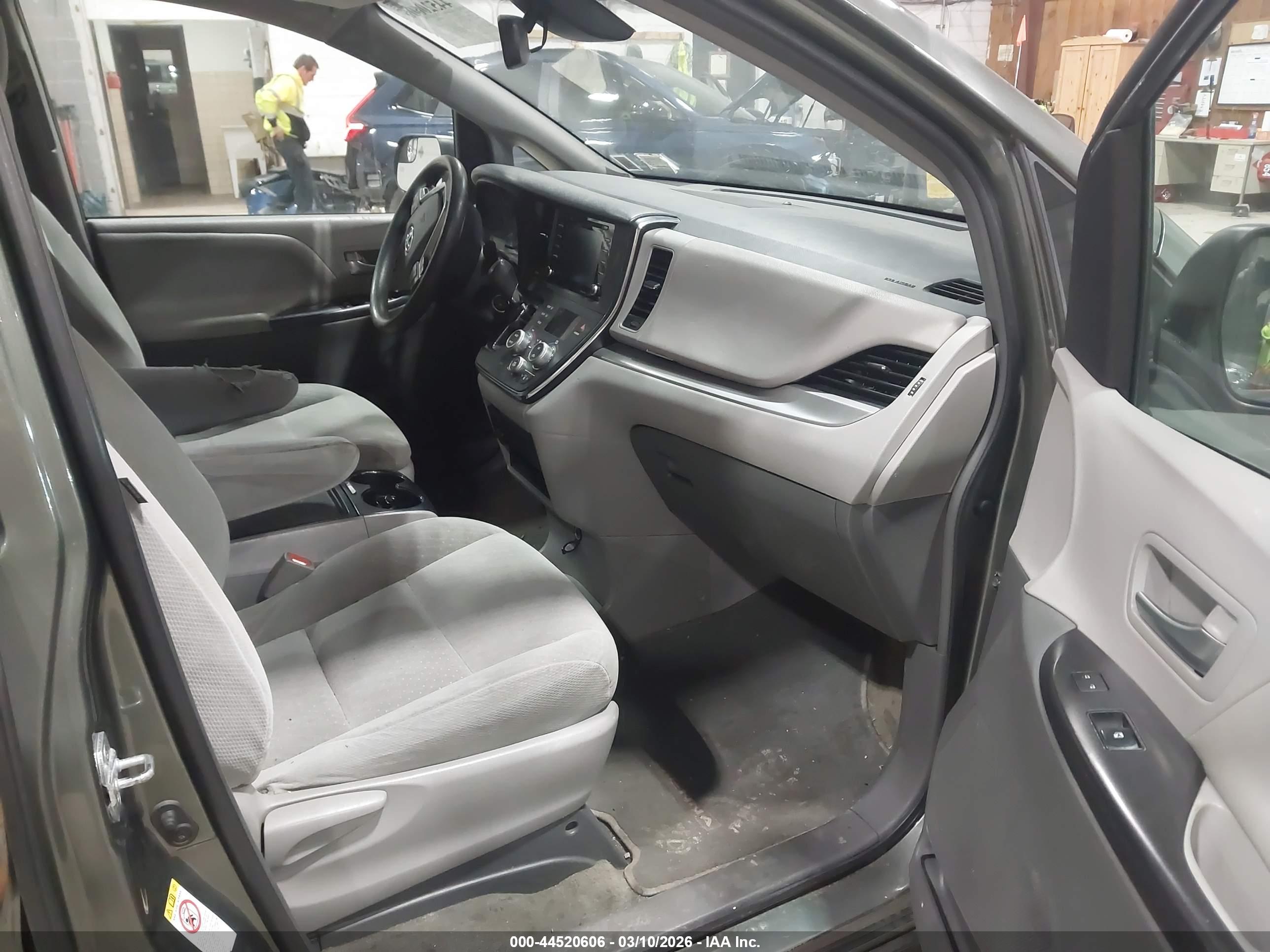 TOYOTA SIENNA image 5