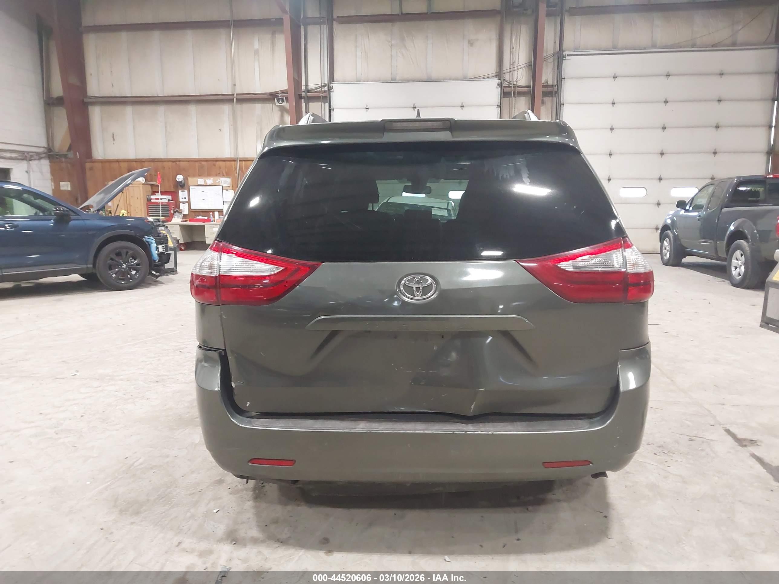 TOYOTA SIENNA image 6