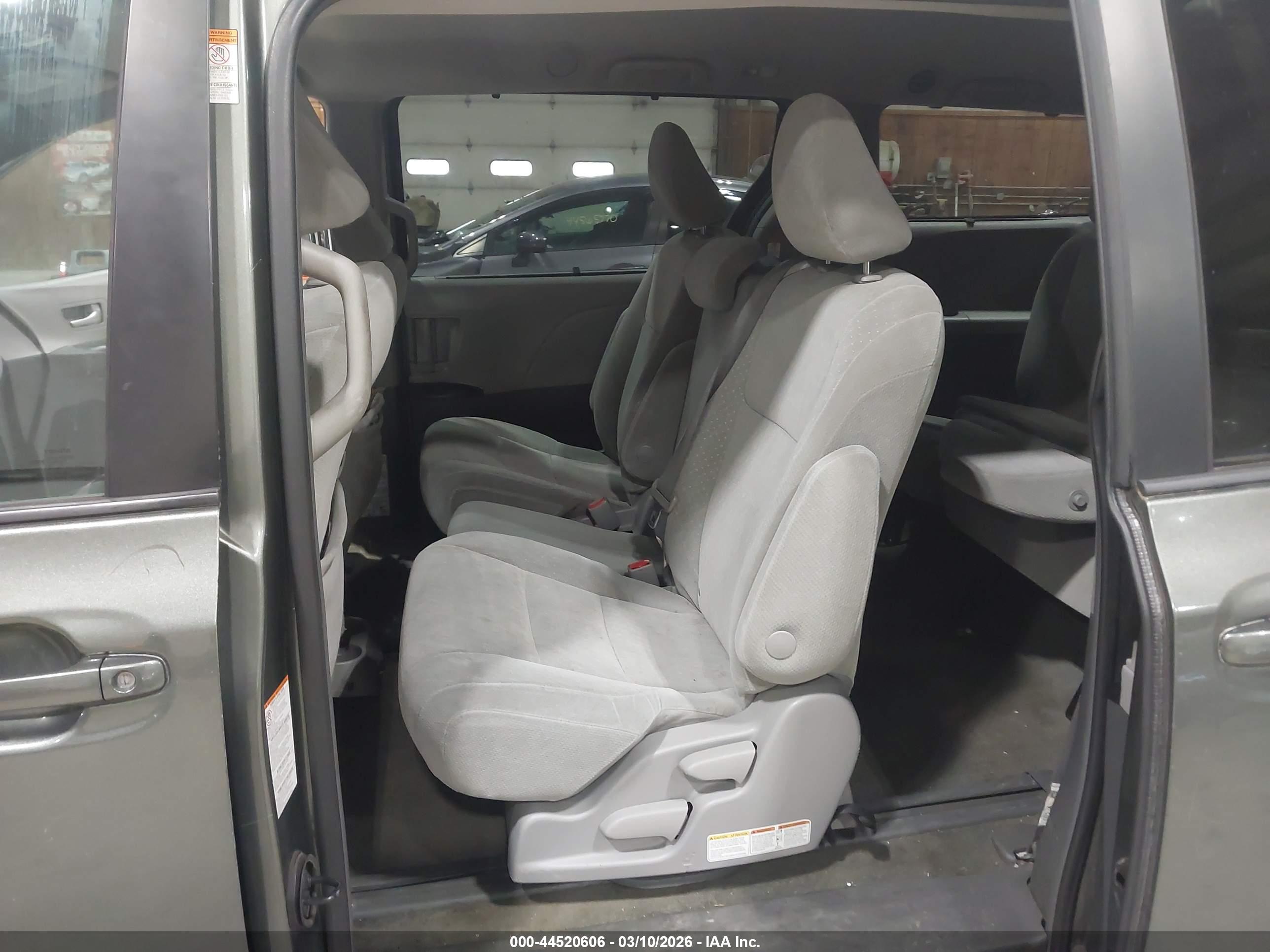 TOYOTA SIENNA image 8