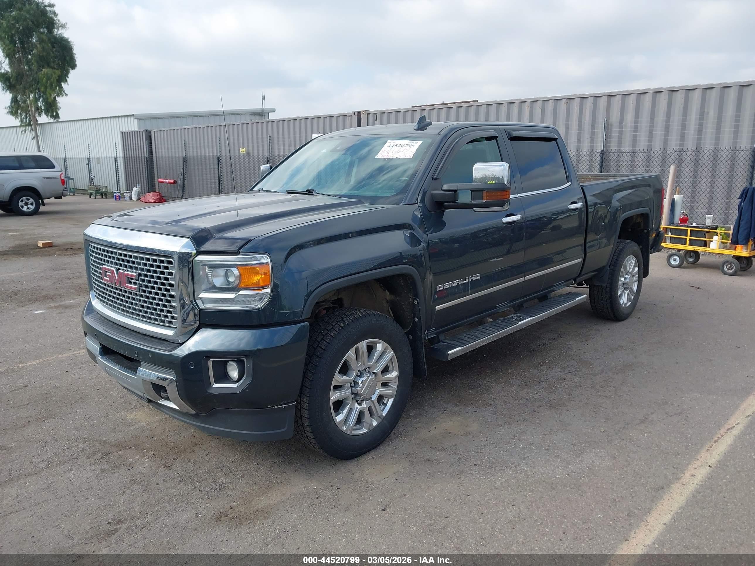 GMC SIERRA image 2