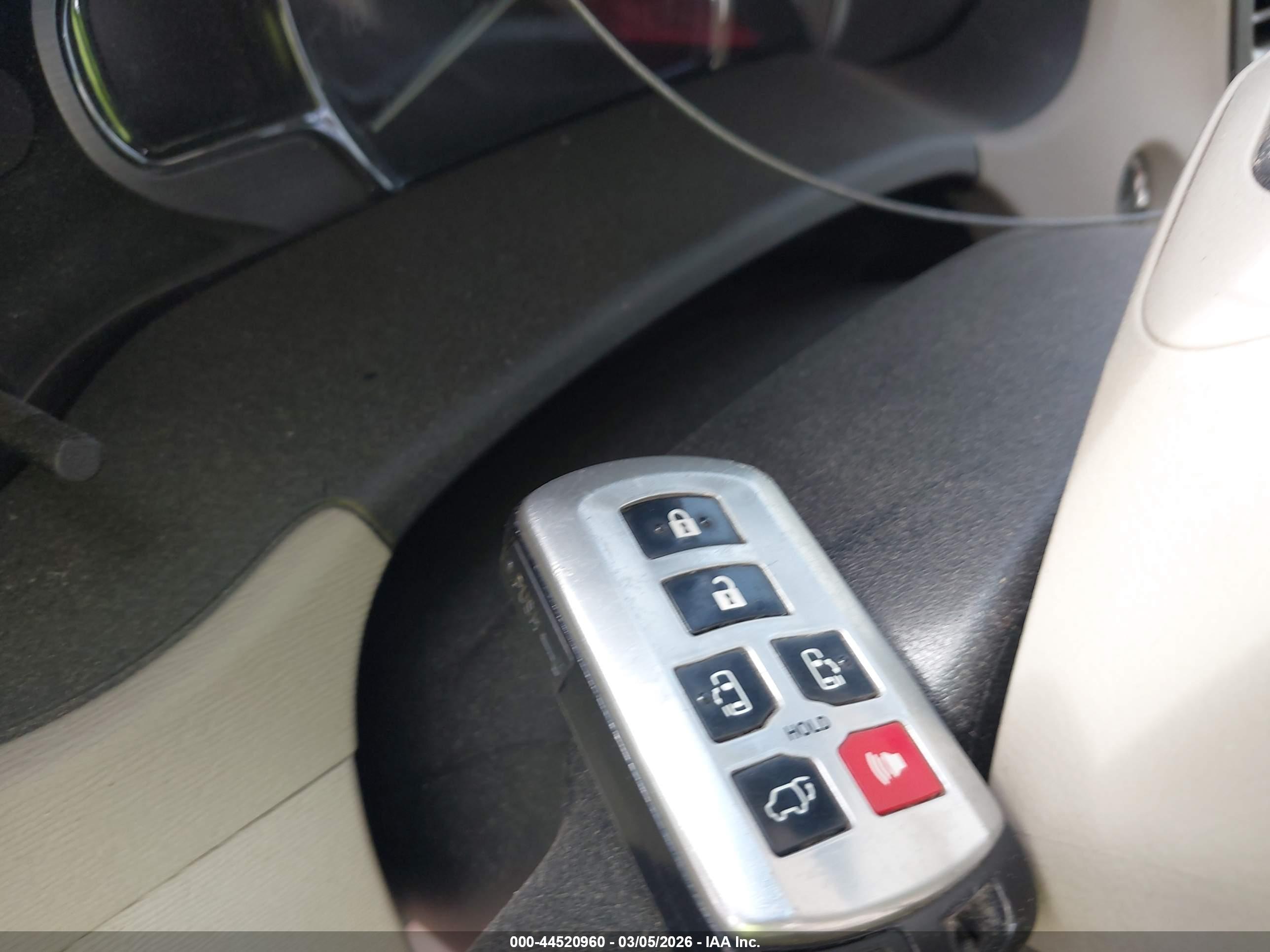 TOYOTA SIENNA image 11