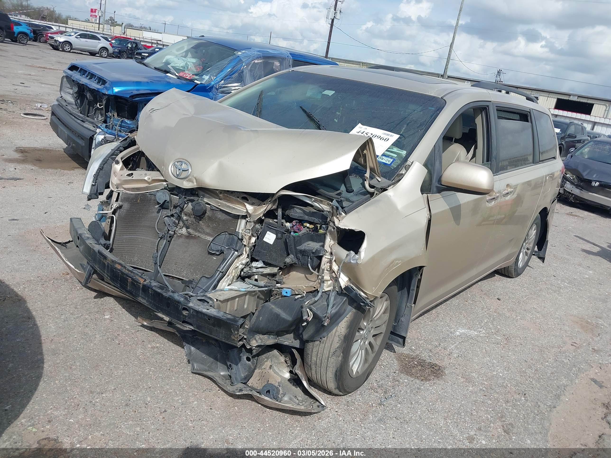 TOYOTA SIENNA image 2