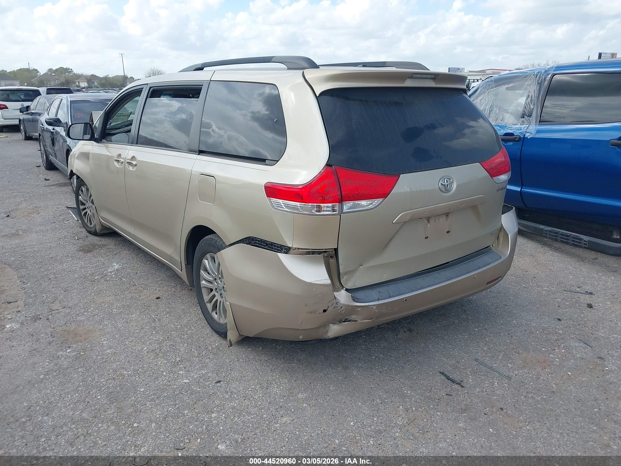 TOYOTA SIENNA image 3