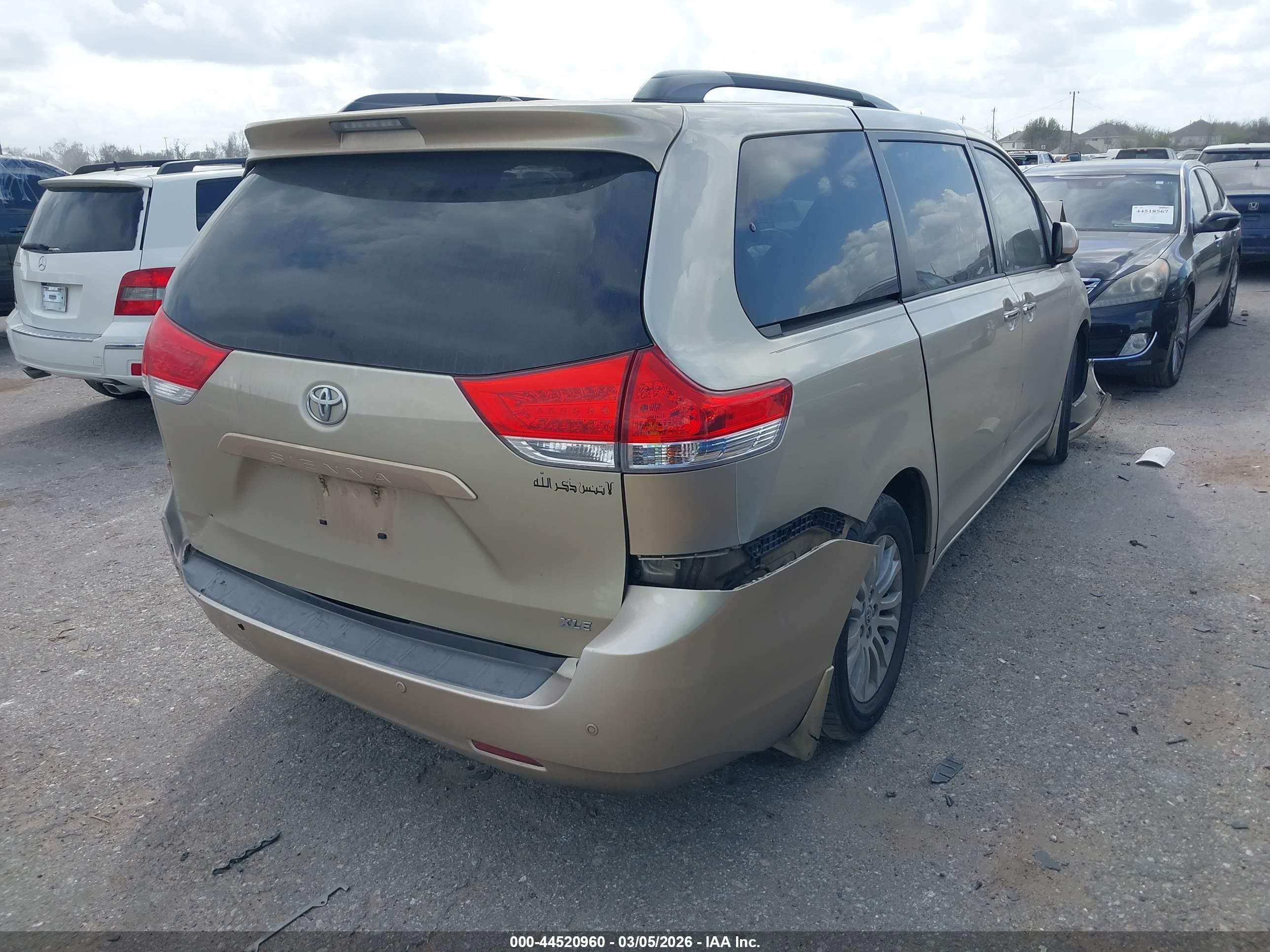 TOYOTA SIENNA image 4